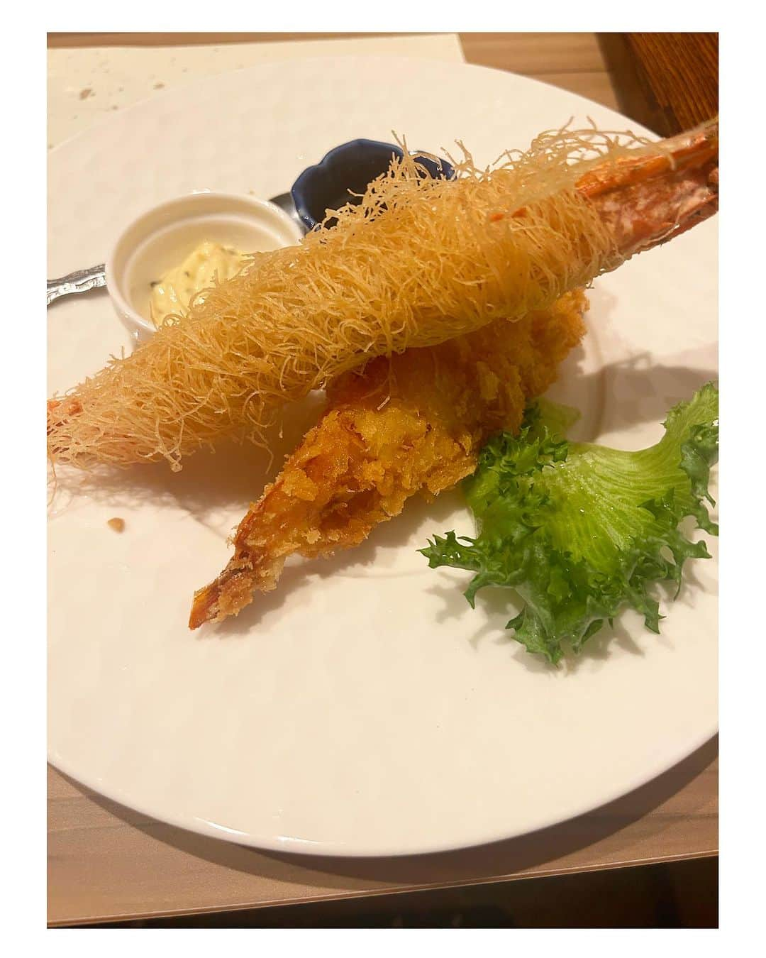 吉田麻衣子さんのインスタグラム写真 - (吉田麻衣子Instagram)「池袋にある　えび尽くしのお店🦐🧡 シュリンプダイニング『えび庵』さんに行ってきました✨ @shrimp_diningebian   こちらは　池袋に６月にopenしたばかりの新しいお店✨🦐  ぷりぷり生エビちゃんが大好きな私ですが、生エビだけでなく、揚げエビや、炒めエビ、パスタなど　あらゆるエビ料理を提供してくださるお店✨  今回いただいたのは エビ尽くし特別コース❗️  前菜　カクテルシュリンプ お造り　海老のお造りの盛り合わせ サラダ　海老と生ハムのサラダ 揚げ物　海老のタガイフ巻き&太めなエビフライ 焼き物　ガーリックシュリンプ お食事　海老香る塩まぜそば  どれも素材の美味しさが活かされてて美味しかった〜😍 特に　海老のタガイフ巻きは　新食感！！ バリバリの衣に包まれた海老が美味しかったなー💕  海老って　お家よりお外で食べる機会の方が多いと思うし、ここまで沢山の種類の海老料理が楽しめるなんて　海老好きにはたまらないよね💕 是非　行ってみてね🥰 駅近で行きやすさも魅力✨  東京都豊島区西池袋１-２９-７池袋大野ビル １F 池袋駅から徒歩2分！  #PR #シュリンプダイニングえび庵 #えび庵 #海老 #シュリンプ #海老 #池袋 #池袋グルメ #instagood  #instafood #instafollow  #instalike #instahappy  #shrimp」10月28日 19時27分 - maiko.yoshida