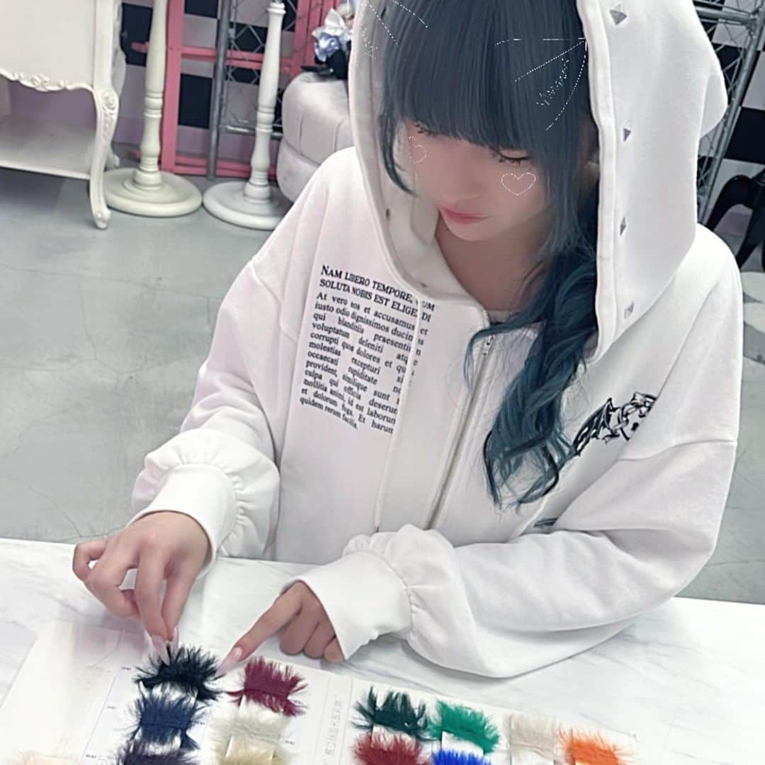 さきちゃんのインスタグラム：「ㅤㅤㅤㅤㅤㅤㅤㅤㅤㅤㅤㅤㅤ お仕事しているところ_φ(･_･ 着てるのはかみすん(カミングスーンの略)だよー！ 最初にデザインを出してから、サンプルを見て 大幅にデザインが変わることがよくあります、、😮‍💨💭 ㅤㅤㅤㅤㅤㅤㅤㅤㅤㅤㅤㅤㅤ #ankrouge #bemqin #アパレル店員」