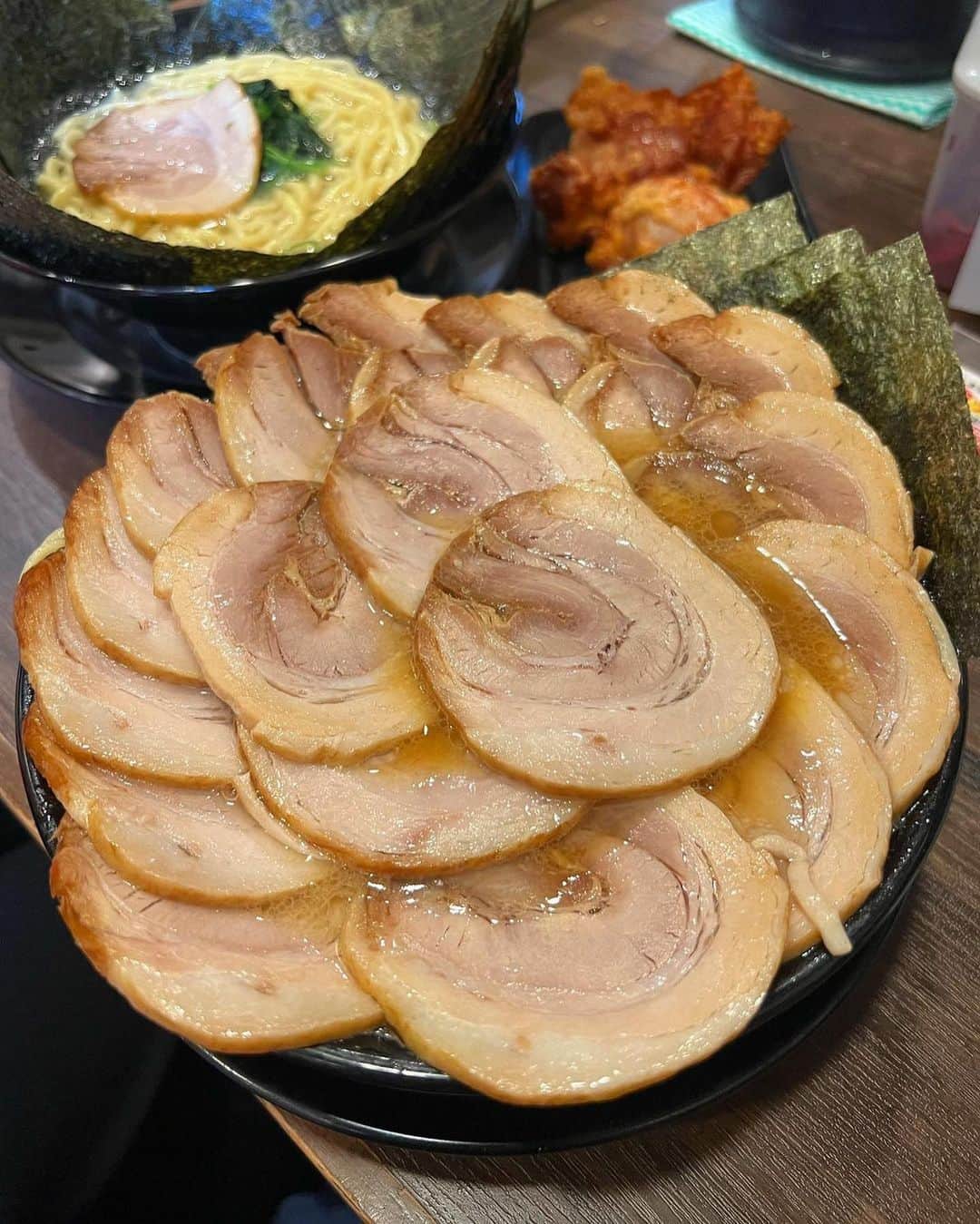 ナゴレコさんのインスタグラム写真 - (ナゴレコInstagram)「📍「こめよし家」 ･････････････････････････････････････････  チャーシュー爆盛りのラーメンがヤバすぎる🍜🔥  今日は藤が丘にあるラーメン店をご紹介✨ 「こめよし家」さんでは濃厚スープと太麺が特徴的な横浜家系ラーメンが楽しめます！  ラーメンは...どれも見た目のインパクトがすごすぎる👏 「爆肉チャーシュー麺」は、麺を覆うほどぎっしりと敷き詰められたチャーシューが圧巻のビジュアル🍖  その数なんと…18枚なのだとか！食べ切れるか不安になるほどのボリューム感です🔥 海苔をふんだんに使ったラーメンなど爆盛りメニューが豊富で、どれもとっても美味しそう💕  麺の硬さや味の濃さなども調整できるので、自分好みの1杯が楽しめちゃいます✨  食べ応え満点のラーメンが食べたいひとは、ぜひ「こめよし家」さんに行ってみてね🏃‍♂️  ┈┈┈┈┈┈┈┈┈┈┈┈┈┈┈┈┈┈┈  🍤名古屋のローカルグルメメディア【ナゴレコ】🍤  名古屋人がレコメンドする本当に美味しい名古屋めし🥢 これさえフォローしておけば、街の流行りがきっとわかる◎ 100名以上の編集部で作り上げる、名古屋エリア最大規模のグルメメディアです📝  他の投稿はこちらから👉 @nagoya_food  ┈┈┈┈┈┈┈┈┈┈┈┈┈┈┈┈┈┈┈  素敵な投稿にタグ付けしていただきありがとうございます✨  #ナゴレコ で、あなたの投稿をリポスト！ webサイト「ナゴレコ」もチェックしてね👀 ･････････････････････････････････････････  ☞ photo by （ @n.s.z.k.nagoya ）さん  【絶品すぎる。特盛チャーシュー！！】  こめよし家 ★★★ 🏠名古屋市名東区藤が丘143-1  @komeyoshiya_fujigaoka  地下鉄「藤が丘」 駅徒歩約1分にある横浜家系らーめんのお店。 ここのチャーシューが、とにかくめちゃくちゃおいしいの。　スープは醤油と塩があって醤油が濃厚クリーミーで濃い深い味わい。  塩はまろやかでクリーミー 塩ラーメンとは考えられないとんこつベースの絶品スープでした✨  ▪️爆のリラーメン　 1000円  ▪️爆肉チャーシュー麺　 1600円 特製唐揚げ（3個）　400円  チャーシューは18枚使用。 麺の硬さ、味の濃さ、油の量も選べます。 毎日ランチサービスで　ご飯一杯無料！！  🔹学生限定ライスor麺大盛りor味玉サービス  中太麺はしっかりスープと絡んでチャーシューはとろとろ。💛  食べた人にしかわからない ガッツリ系の美味しさ。  ラーメン好きな方は 是非行ってみてくださいね ごちそうさまでした😋🥢」10月28日 19時30分 - nagoya_food