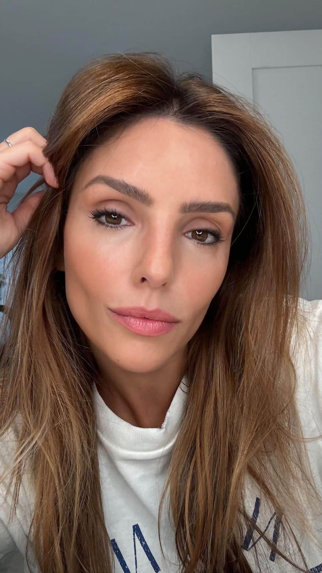 カロリーネ・セリコのインスタグラム：「#CaCelicoBeauty | olho marrom com lápis marrom que dá um super up na maquiagem do dia a dia! Gostaram? Usei @makeupbymario sombras Master mattes e lápis @charlottetilbury 🤍」