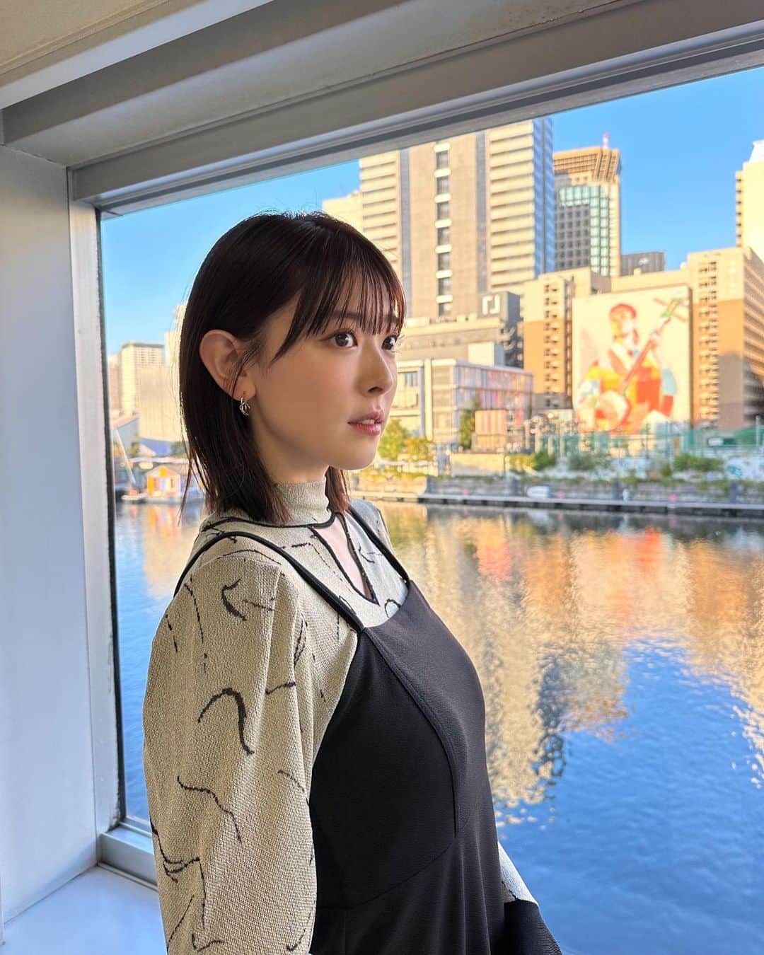 水上京香さんのインスタグラム写真 - (水上京香Instagram)「⁡ 11月1日(水) 21:00〜テレビ東京系列にて放送される 「日経スペシャル　60秒で学べるNews」に出演します🪄 ⁡ 本当に勉強になる1時間🕰️ お久しぶりの山中崇さんと、ご一緒できて嬉しかったです🥹✨ 皆様、是非ご覧ください〜！！  最初の3枚の写真、収録前で緊張してる🫨笑  Hair&Make @midori_hm  Styling @shizu_nishikawa  📷 by マネージャー K氏」10月28日 19時33分 - kyokaminakami_official