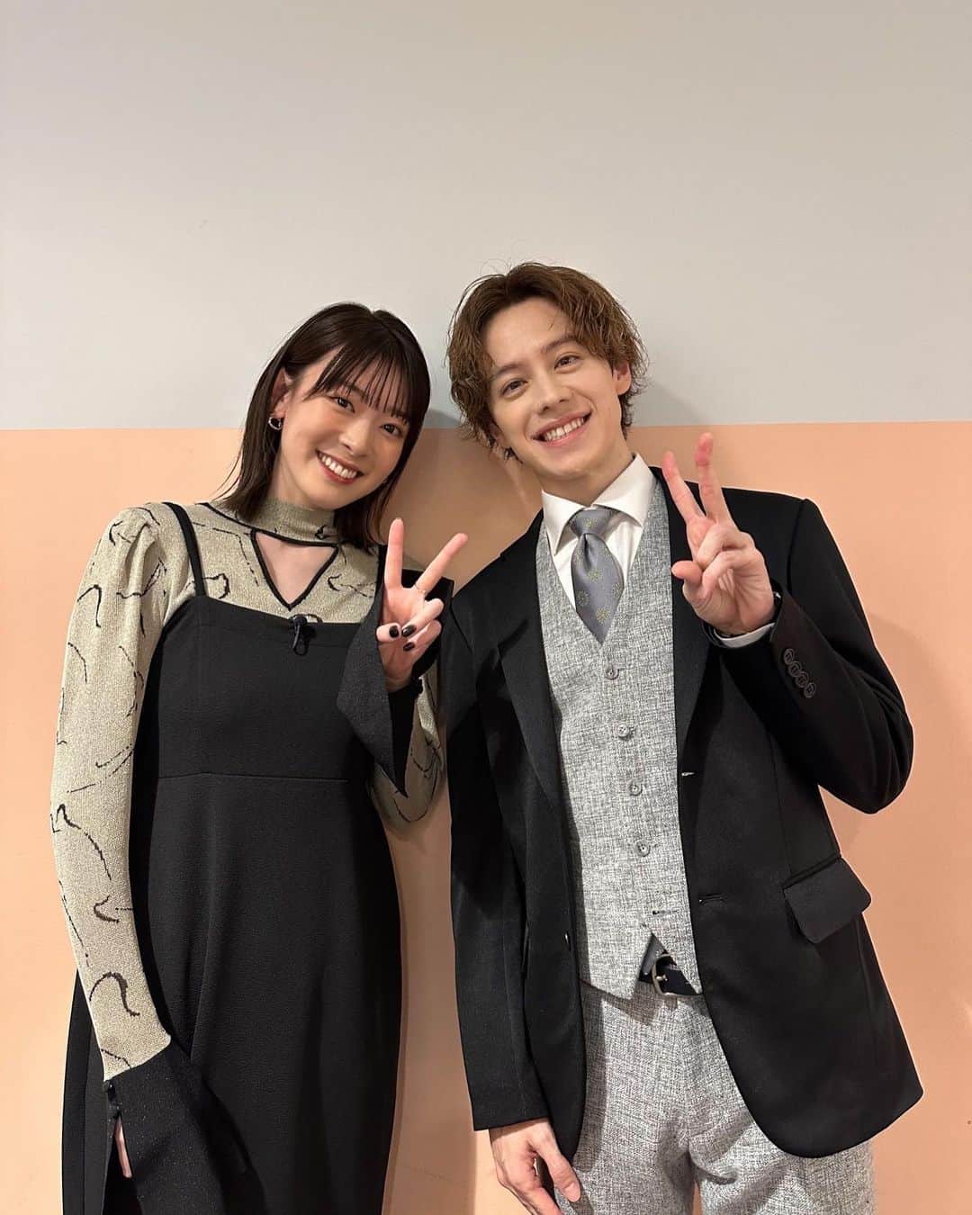 水上京香さんのインスタグラム写真 - (水上京香Instagram)「⁡ 11月1日(水) 21:00〜テレビ東京系列にて放送される 「日経スペシャル　60秒で学べるNews」に出演します🪄 ⁡ 本当に勉強になる1時間🕰️ お久しぶりの山中崇さんと、ご一緒できて嬉しかったです🥹✨ 皆様、是非ご覧ください〜！！  最初の3枚の写真、収録前で緊張してる🫨笑  Hair&Make @midori_hm  Styling @shizu_nishikawa  📷 by マネージャー K氏」10月28日 19時33分 - kyokaminakami_official