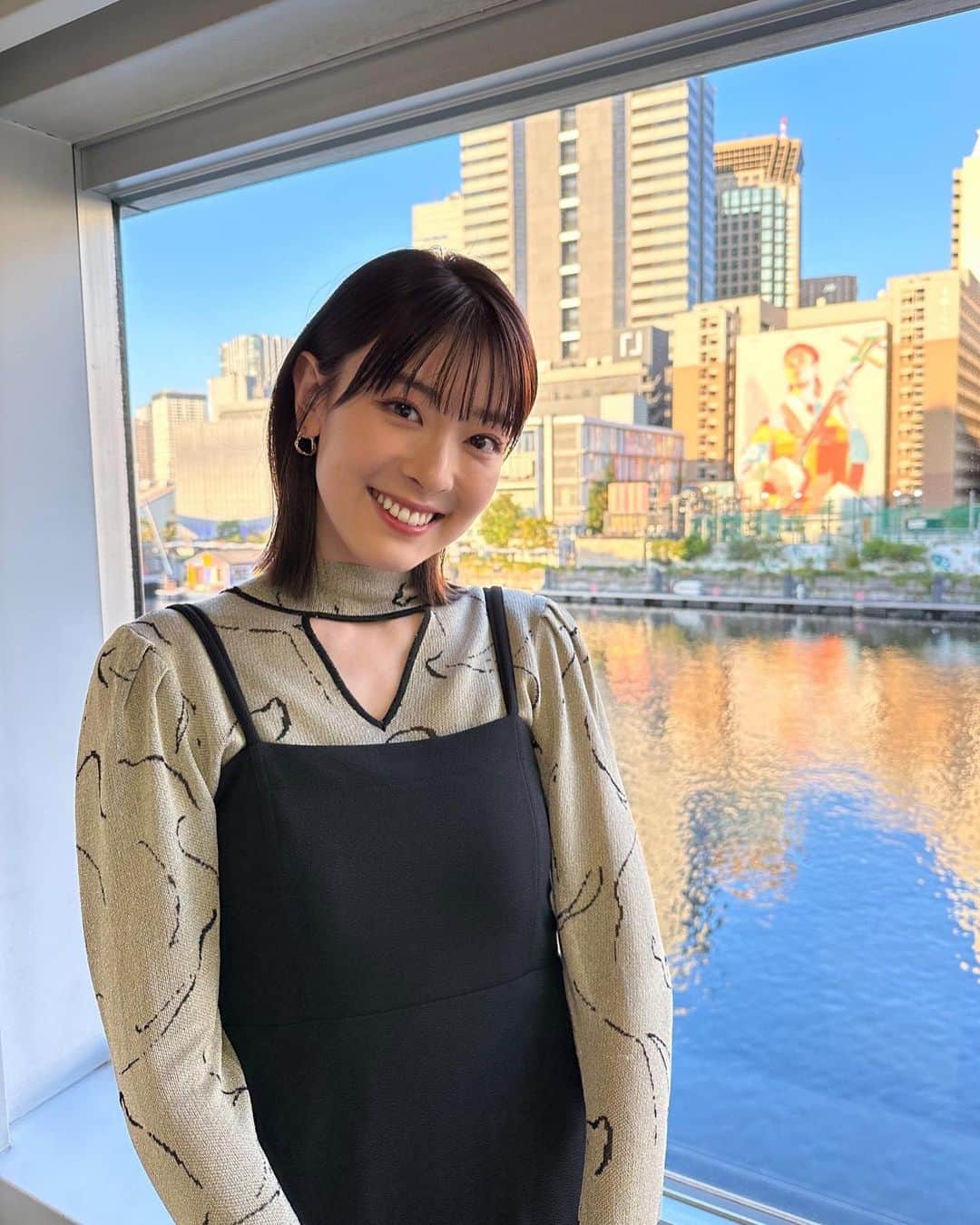 水上京香さんのインスタグラム写真 - (水上京香Instagram)「⁡ 11月1日(水) 21:00〜テレビ東京系列にて放送される 「日経スペシャル　60秒で学べるNews」に出演します🪄 ⁡ 本当に勉強になる1時間🕰️ お久しぶりの山中崇さんと、ご一緒できて嬉しかったです🥹✨ 皆様、是非ご覧ください〜！！  最初の3枚の写真、収録前で緊張してる🫨笑  Hair&Make @midori_hm  Styling @shizu_nishikawa  📷 by マネージャー K氏」10月28日 19時33分 - kyokaminakami_official