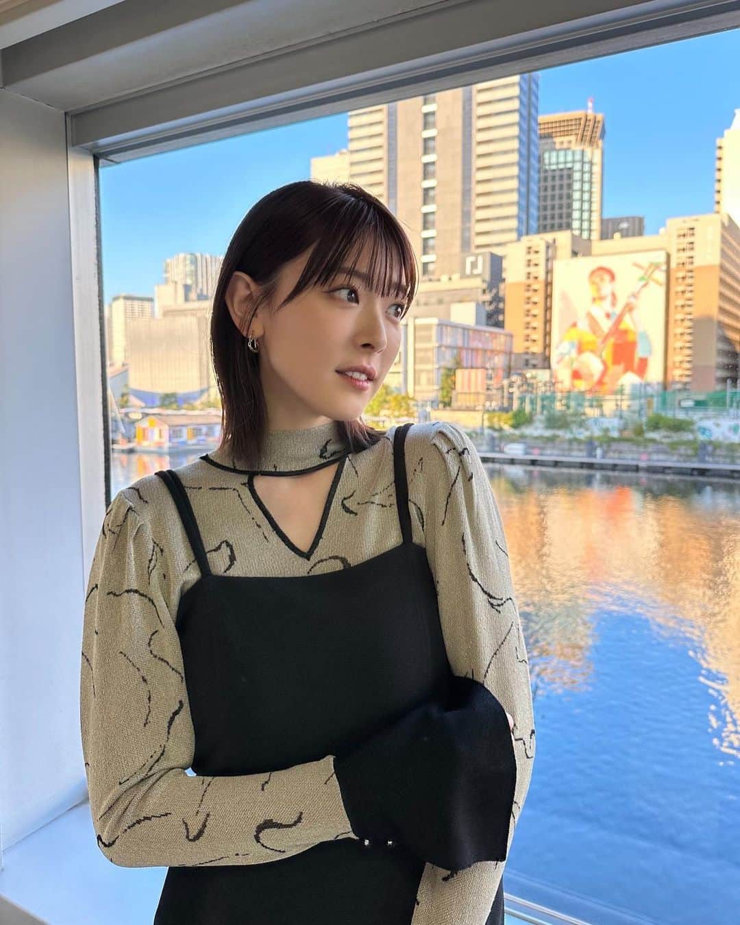 水上京香のインスタグラム：「⁡ 11月1日(水) 21:00〜テレビ東京系列にて放送される 「日経スペシャル　60秒で学べるNews」に出演します🪄 ⁡ 本当に勉強になる1時間🕰️ お久しぶりの山中崇さんと、ご一緒できて嬉しかったです🥹✨ 皆様、是非ご覧ください〜！！  最初の3枚の写真、収録前で緊張してる🫨笑  Hair&Make @midori_hm  Styling @shizu_nishikawa  📷 by マネージャー K氏」