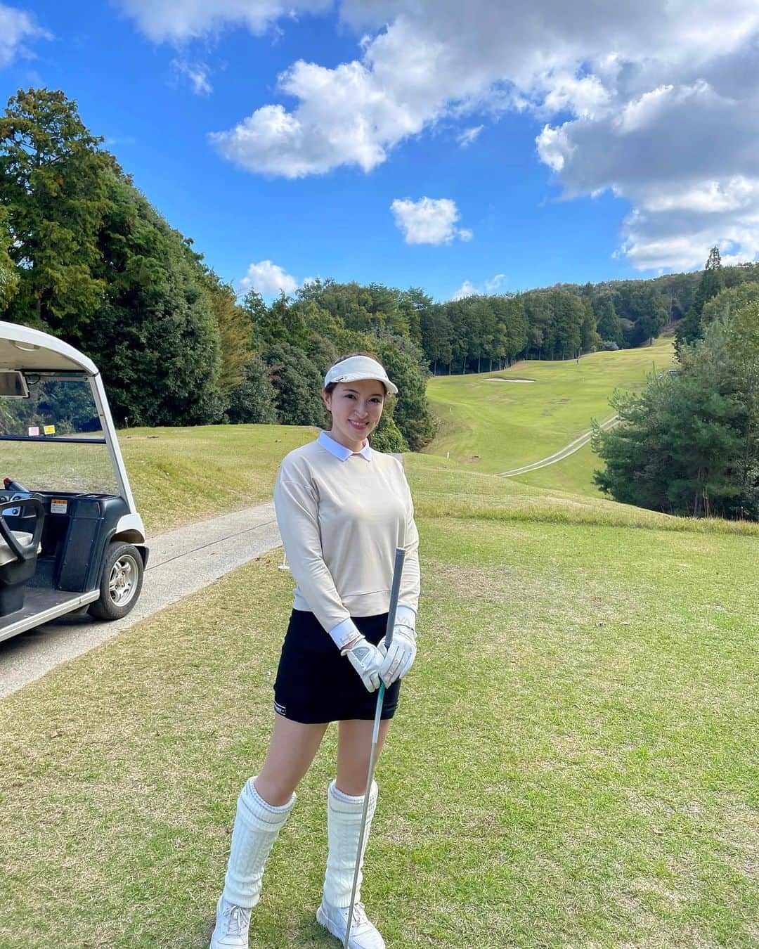 ウーデンジェニファー里沙のインスタグラム：「* ゴルフに行ってきました⛳️🏌️‍♀️  素晴らしいお天気で、 ベストスコアも出ました！！  全然上手ではありませんが嬉しい🤍 　)  そして帰宅して 日本シリーズを観ています！！ ワクワクどきどきです  .  .  .  #ゴルフ #ゴルフ日和 #ゴルフ女子コーデ #ゴルフラウンド #golf #アナウンサー #announcer #ウーデンジェニファー里沙」