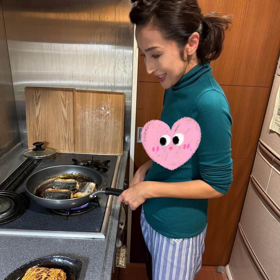 丹野みどりのインスタグラム：「今日は強風に煽られながらの 気合いの街頭活動でした😆  活動終わりで陣中クロスモールの ヤマナカに寄り 買い物をして帰宅  今日のメニューは サゴシの煮付け 小松菜と厚揚げの煮浸し 大根切り干しときゅうりの酢の物 卵焼き でした  物価の優等生の卵も 今高いですよねー💦 そんな卵をありがたく使ったこの卵焼き 醤油と砂糖と隠し味に牛乳を入れています ふんわりして美味しくなります♪  料理中の私 下はパジャマ😂  しっかり作って食べて 明日も頑張るぞー💪  #おうちごはん #料理 #夕ごはん #献立 #和食 #陣中クロスモール #ヤマナカ  #国民民主党 #衆議院選挙 #衆議院議員選挙 #衆院選 #愛知県 #衆院愛知11区 #衆院 #愛知11区 #豊田市 #みよし市 #丹野みどり」