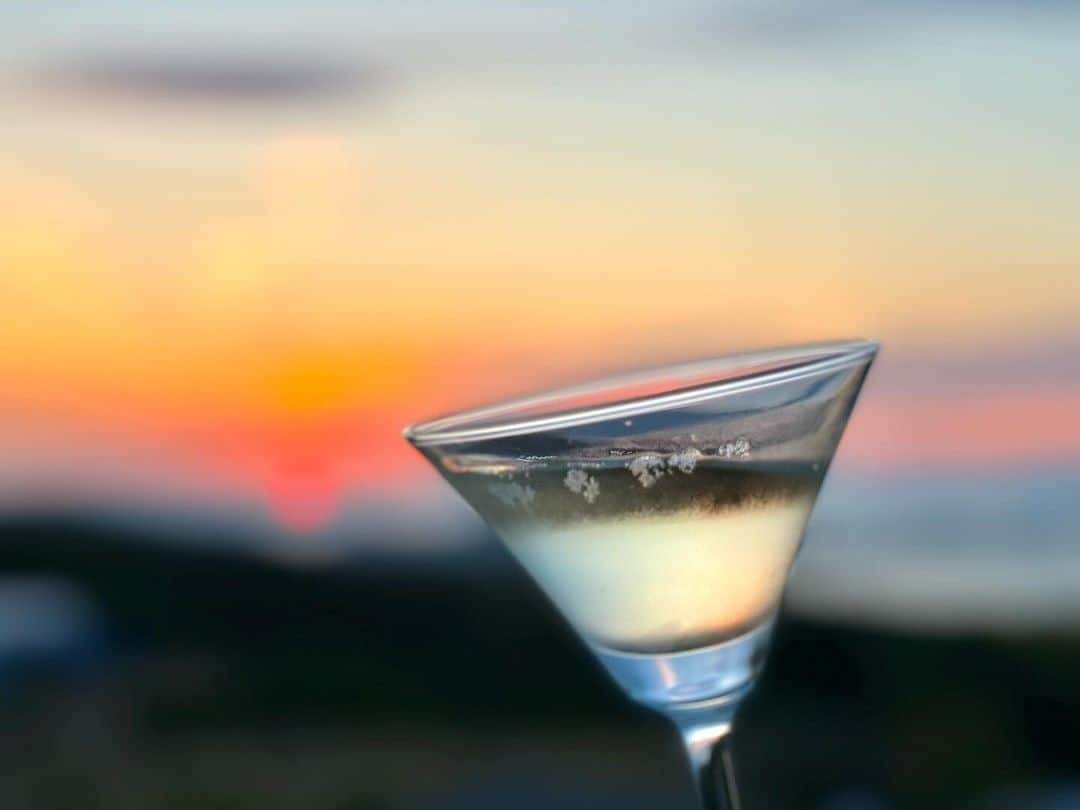 リゾートホテルオリビアン小豆島のインスタグラム：「. サンセットサービス🥂  夕陽がご覧いただける日限定でロビーにて開催しております。スパークリングワインやジュースを片手に瀬戸内海の夕陽をご堪能いただけます。  遠い海に沈みゆく夕陽は刻一刻と表情を変えます。 大切な人と思い思いの時間を、ごゆっくりお過ごしくださいませ。  「Green Harmony～自然と人を繋ぐ～」 ★━━━━━━━━━━━━━━━━━━★  2021年7月にリブランドした当ホテルでは、 自然と人とが融合する世界観でサービスを提供して参ります。 ★━━━━━━━━━━━━━━━━━━★ #oliveanshodoshima #shodoshima #オリビアン小豆島　#小豆島　#香川県 #香川県観光　#小豆島観光　#香川旅行　#小豆島旅行　#島旅　#瀬戸内　#setouchi #夕陽 #夕陽が綺麗 #サンセットサービス #夕景 #夕焼け #sunset」