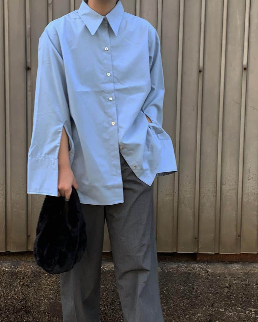micha_n1213さんのインスタグラム写真 - (micha_n1213Instagram)「. 袖にかけて広がったデザインのシャツ🐳 @ecrire.jp  今回は1枚で着てみたけどニットやアウターと レイヤードしても絶対かわいい🥳♡ #ecrire#ecrirejp#エクリール#エクリールコーデ」10月28日 19時34分 - _____mi1213