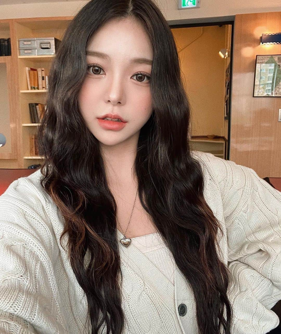 ユビンのインスタグラム：「내 교복 아이템된 가디건 … ♥ 남여공용으로 나왔어요 🫣   #모어리즈 #moreliz」