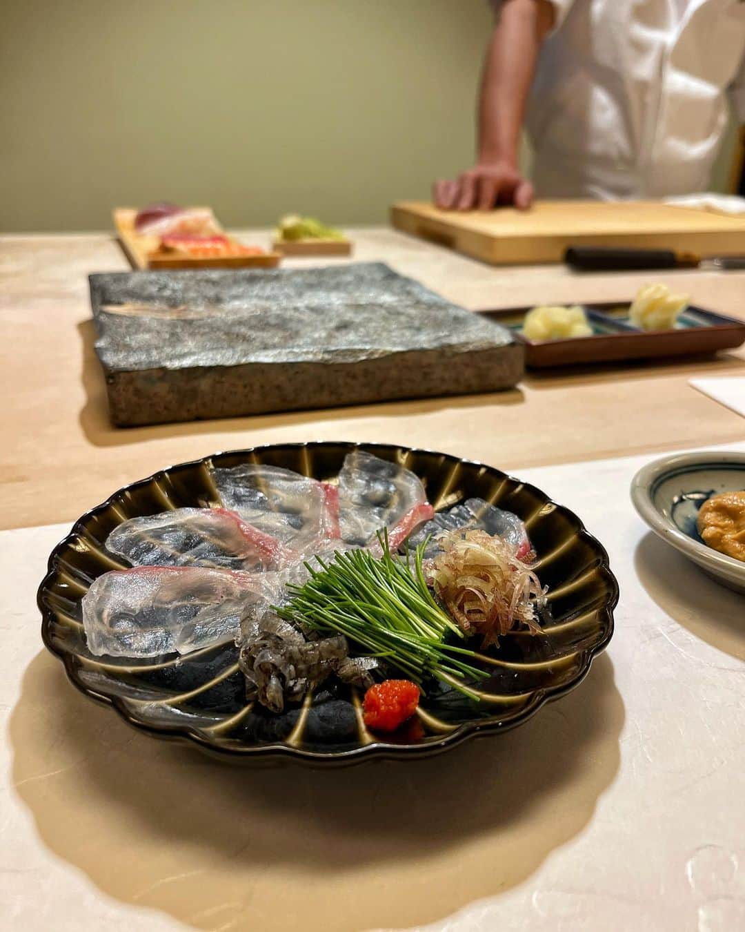 とくさきさんのインスタグラム写真 - (とくさきInstagram)「@rumi_official_0616 さんにお誘いいただき、 @natsumi.aoi さんと六本木にある @roppongi.sushi.ryuuma 【六本木　鮨　龍馬】に行ってきました🍣❤️ . 妊娠期間中お寿司を全然食べれなかった私にとっては、本当に幸せな時間すぎました🥰 どれもこれも美味しすぎて、何が美味しかったとかって逆に表現しづらいんだけど、とにかく最後に食べたあなごは私が人生で食べたあなごの中で1番ふわふわでびっくりした！😳 . お寿司の写真撮りまくったけど、お寿司以外の写真を載せてみるパターンにしてみたよ✨ 👶も凄く良い子にしてくれてて、3ヶ月ぶりの🍣を存分に楽しめたっ🥰 . #鮨#寿司#六本木#龍馬#幸せ時間」10月28日 19時36分 - tokusaki_golf