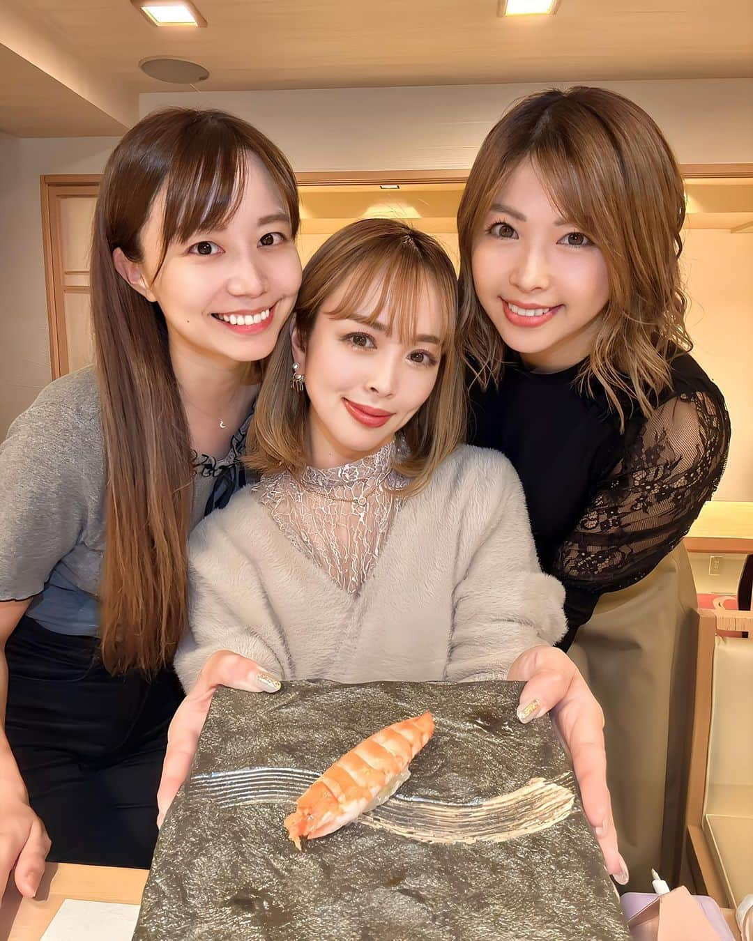 とくさきのインスタグラム：「@rumi_official_0616 さんにお誘いいただき、 @natsumi.aoi さんと六本木にある @roppongi.sushi.ryuuma 【六本木　鮨　龍馬】に行ってきました🍣❤️ . 妊娠期間中お寿司を全然食べれなかった私にとっては、本当に幸せな時間すぎました🥰 どれもこれも美味しすぎて、何が美味しかったとかって逆に表現しづらいんだけど、とにかく最後に食べたあなごは私が人生で食べたあなごの中で1番ふわふわでびっくりした！😳 . お寿司の写真撮りまくったけど、お寿司以外の写真を載せてみるパターンにしてみたよ✨ 👶も凄く良い子にしてくれてて、3ヶ月ぶりの🍣を存分に楽しめたっ🥰 . #鮨#寿司#六本木#龍馬#幸せ時間」