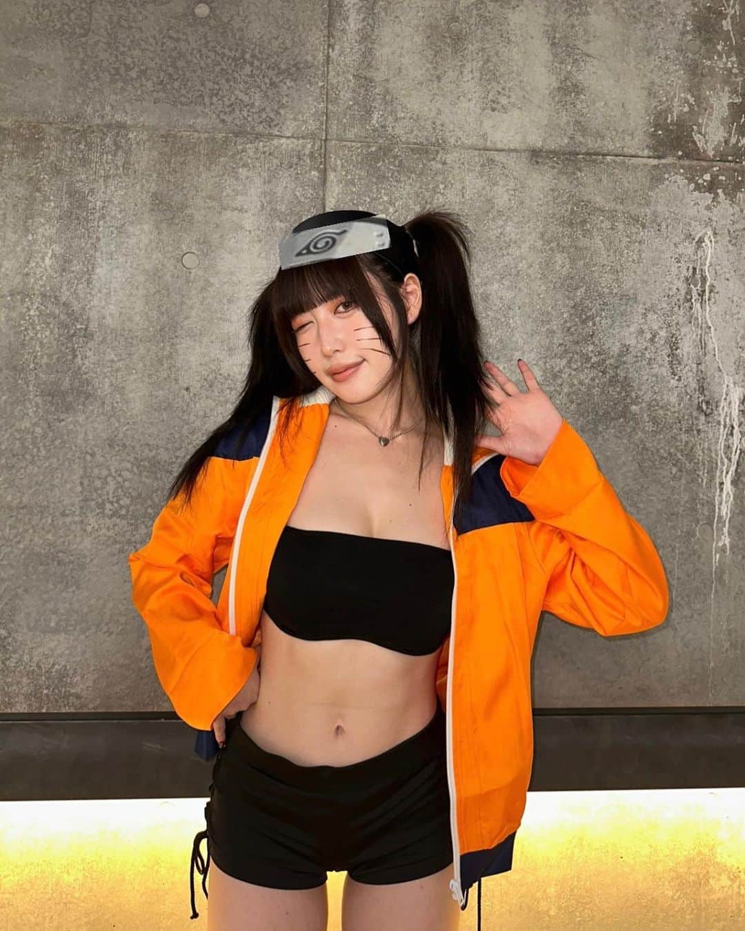 のインスタグラム：「うずまき　ナルト　🍥 今年のハロウィンというかコスプレは去年から考えてた NARUTO お色気の術でした🥷🏻🎀🩷⛓️ ヘアセットは安定の @___manaka__ しゃん！ 前髪カットまでいつもありがとうございます😭❤️  #ナルトの頭のやつなくて雑なコラージュ　#エクステ撮る前の９月に撮影しまちた  #ハロウィン　#ハロウィンコスプレ　#ナルトコスプレ」