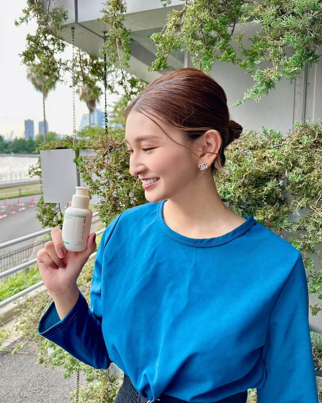 まあみのインスタグラム：「. . (@innisfreejapan ) 【イニスフリー】 グリーンティーシード ヒアルロン セラム  イニスフリーNo.1*1美容液がリニューアル🌿‬  保湿成分チャ葉エキスとナノカプセルヒアルロン酸*2が、 より素早く*3潤いを角質層のすみずみまで届けてくれる。  *1韓国イニスフリー美容液カテゴリー販売金額 (2021年売上） *2ヒアルロン酸Na、ヒアルロン酸、 ヒアルロン酸クロスポリマーNa、 加水分解ヒアルロン酸、アセチルヒアルロン酸Na *3 従来品と比較  導入美容液なので、 スキンケアの1番最初につけると良し🥰  7月1日から全国直営店 公式オンラインショップ Q0010、楽天市場店、Amazon、 @cosme SHOPPINGで販売中❣️  是非チェックしてみて下さい🕊️ . . #pr#イニスフリー #グリーンティーシードヒアルロンセラム #ヒアルロン酸#innifriends」