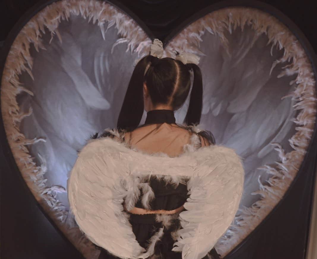 村田実果子のインスタグラム：「⠀ ⠀  2023.10.25 奇祭Ⅴ ⚜️ 東京キネマ倶楽部  数日たってしまいましたが、先日は奇祭Ⅴに来てくださった皆様、遠くからも応援してくれた方ありがとうございました。  みんなに1番伝えたいことって何だろうって、ずっと考えてて ライブが楽しいとかファンのみんなが大好きとか当たり前のことを伝えるんじゃなくて本当のみかの気持ちを伝えたいなと思ってMCでは記憶の話をさせてもらったよ 今まであった嫌なこと思い出せなくなるくらい、みかが楽しい記憶で埋めてあげるね 守るものが多くなった分強くなれたのでこれからも村田実果子ちゃんをよろしくお願いします  まぁ、プリティアクアマリンの能力で既にみんなの記憶に入り込みましたけどね〜💎」