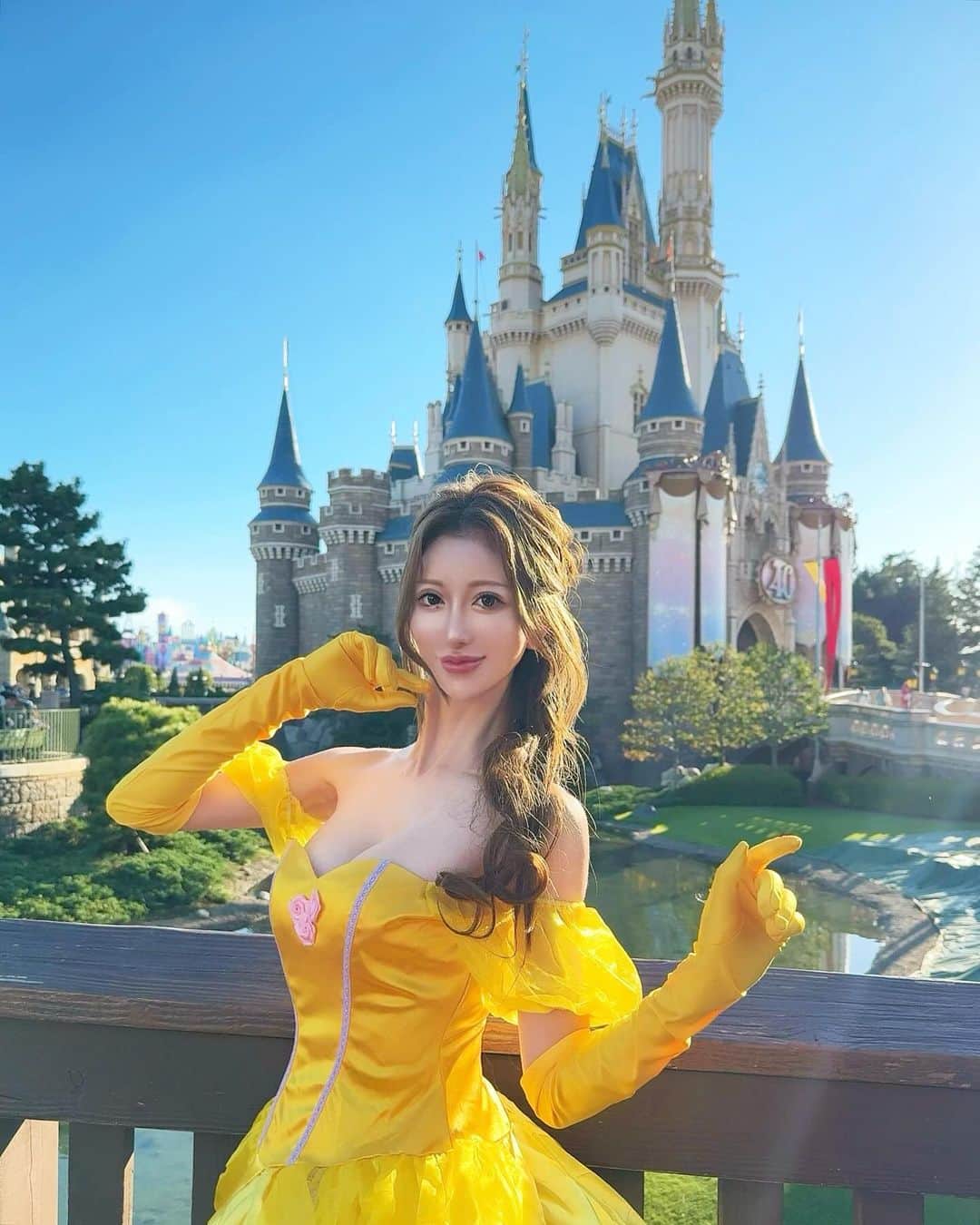 松山英礼奈のインスタグラム：「ウィッグが悔やまれる💭😮‍💨  次は地毛伸ばしてヘアセットも完璧に🧚🏻‍♀️🪄👸🏼💕  世界中のDisney行きたい🏰🩷💓  #Disneyland #Tokyodisneyland #beautyandthebeast  #ディズニーランド #東京ディズニーランド  #Dハロ #halloween  #disneyhalloween  #Bell #princess  #disneyprincess」