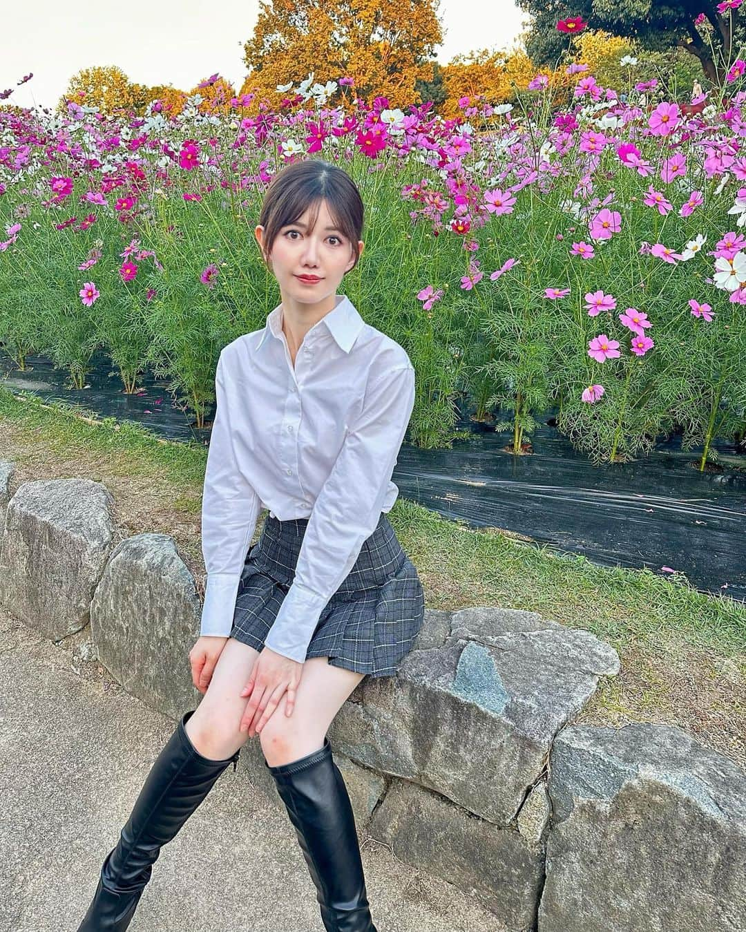 IKUMIさんのインスタグラム写真 - (IKUMIInstagram)「🎀 コスモス畑.｡❁  .  #鶴見緑地 #鶴見緑地公園 #大阪#大阪デート#大阪旅行#大阪観光#コスモス #コスモス畑 #ロングブーツ#美脚#絶対領域#白シャツ#ミニスカート#japanesegirl #japanesemodel #モデル#フリーモデル#モデル体型#撮影モデル#モデル撮影#modelstyle#modelsearch #花畑#ブーツ#デートコーデ#デート服#モテコーデ#デート#大阪デート#大阪ドライブ#ハーフ顔」10月28日 19時40分 - miiiino3o