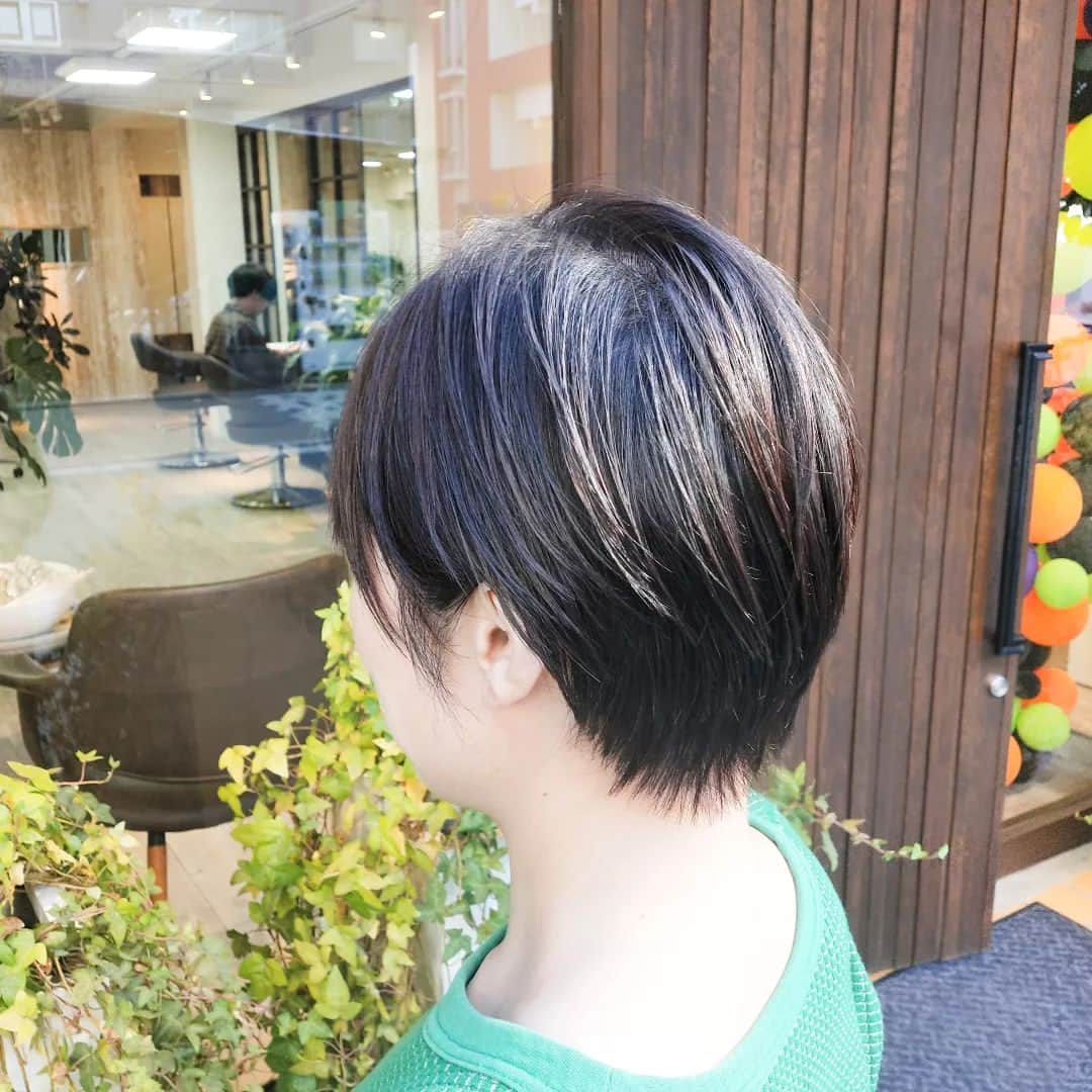 IMAGINE-hairさんのインスタグラム写真 - (IMAGINE-hairInstagram)「いつもありがとうございます😌  ✄お客様スタイル✄  ☆ショート☆  襟足スッキリショートスタイル✨  後頭部が出て見えて美シルエット✨✨  スタイリング 👉ハンドブローのみ、オイル仕上げ  メニュー 👉カット＋ファイバープレックスカラー　¥15,950  秋山はこんな美容師です。 ✄30代、40代、50代のお客様から支持して頂いてます。 ✄ショートスタイル、ボブスタイルが大得意です。カット技術には自信あるので、まとまりやすく朝のスタイリングを楽にします。 ✄生えグセ、髪質、頭の形等をしっかり見て、顔の黄金比に合わせて小顔小頭スタイルにします。 ✄かれこれ20年。髪質、ヘアスタイル、頭皮の事等どんな悩みもお任せ下さい。  IMAGINEは、こんな方におすすめのヘアサロンです ❁トップをふんわりさせたい方 ❁つむじ割れが気になる方 ❁毎日のスタイリングを楽に決まるようにしたい方 ❁パサつき、ぺたんこ、うねり、頭皮トラブルなど大人女性のお悩みを持たれてる方 ❁小顔、小頭にしたい方  IMAGINEでは、、、 ・髪の毛、頭皮の様々なお悩みを解消します。 ・パサつき、ぺたんこ、うねり、細毛、抜け毛など大人女性のお悩みもお任せ下さい。 ・日本で唯一のパーマでぺたんこ、つむじ割れを解消します。 ・毎日のスタイリングが楽になるように傷めずまとまり長持ちするヘアスタイルを提供します。 ・顔、頭の黄金比(美しく見えるバランス)をベースに小顔、小頭のヘアスタイルにします。  【IMAGINE天神橋店の料金】 ❁カット　¥6,600 ❁カット＋ファイバープレックスカラー　¥15,950 ❁カット＋ファイバープレックスカラー＋トリートメント　¥20,570 ❁根元ふんわりパーマ＋カット　¥14,850 ❁つむじ割れ解消ポイントパーマ＋カット　¥11,550 ❁酸性ナチュラルストレート＋カット　¥18,150  【アクセス】 〒530-0041 大阪市北区天神橋３−６−２２ TEL  ０６−６３５１−８０２０  詳しくはホームページをご覧ください www.imagine-hair.com  【定休日】毎週月曜日、第2,3,5火曜日  【受付時間】 　【火】12：30～18：00 　【水−土】10：00～18：30 　【日・祝】10：00～17：30  ご予約や気になる方、メニューなどのご相談は お電話(０６−６３５１−８０２０)もしくはDMからお気軽にご連絡下さい❁¨̮   #ショート#ショートヘア#ショートヘアスタイル#ボブ#ボブショート#ショートボブ#ボブヘア#パーマヘアスタイル#インナーカラー#デジタルパーマ#ストレートパーマ#メンズパーマ#ファイバープレックス#つむじ割れ解消#つむじ#脱白髪染め#ハイライト#30代ヘア#40代ヘア#50代ヘア#天神橋美容室#天満美容室#南森町美容院#天神橋美容院#天満#南森町#扇町#天神橋#天神橋筋商店街」10月28日 19時41分 - imagine.365.359