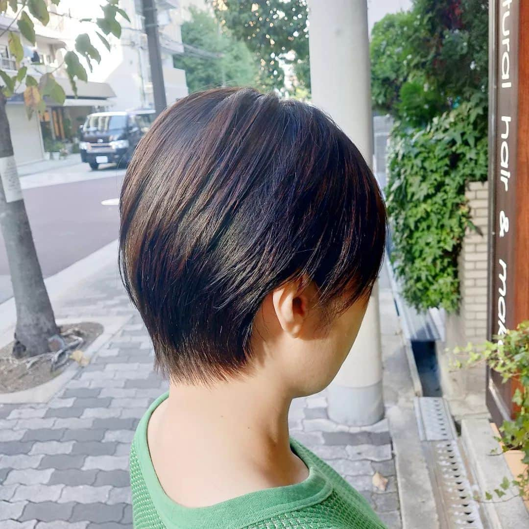 IMAGINE-hairさんのインスタグラム写真 - (IMAGINE-hairInstagram)「いつもありがとうございます😌  ✄お客様スタイル✄  ☆ショート☆  襟足スッキリショートスタイル✨  後頭部が出て見えて美シルエット✨✨  スタイリング 👉ハンドブローのみ、オイル仕上げ  メニュー 👉カット＋ファイバープレックスカラー　¥15,950  秋山はこんな美容師です。 ✄30代、40代、50代のお客様から支持して頂いてます。 ✄ショートスタイル、ボブスタイルが大得意です。カット技術には自信あるので、まとまりやすく朝のスタイリングを楽にします。 ✄生えグセ、髪質、頭の形等をしっかり見て、顔の黄金比に合わせて小顔小頭スタイルにします。 ✄かれこれ20年。髪質、ヘアスタイル、頭皮の事等どんな悩みもお任せ下さい。  IMAGINEは、こんな方におすすめのヘアサロンです ❁トップをふんわりさせたい方 ❁つむじ割れが気になる方 ❁毎日のスタイリングを楽に決まるようにしたい方 ❁パサつき、ぺたんこ、うねり、頭皮トラブルなど大人女性のお悩みを持たれてる方 ❁小顔、小頭にしたい方  IMAGINEでは、、、 ・髪の毛、頭皮の様々なお悩みを解消します。 ・パサつき、ぺたんこ、うねり、細毛、抜け毛など大人女性のお悩みもお任せ下さい。 ・日本で唯一のパーマでぺたんこ、つむじ割れを解消します。 ・毎日のスタイリングが楽になるように傷めずまとまり長持ちするヘアスタイルを提供します。 ・顔、頭の黄金比(美しく見えるバランス)をベースに小顔、小頭のヘアスタイルにします。  【IMAGINE天神橋店の料金】 ❁カット　¥6,600 ❁カット＋ファイバープレックスカラー　¥15,950 ❁カット＋ファイバープレックスカラー＋トリートメント　¥20,570 ❁根元ふんわりパーマ＋カット　¥14,850 ❁つむじ割れ解消ポイントパーマ＋カット　¥11,550 ❁酸性ナチュラルストレート＋カット　¥18,150  【アクセス】 〒530-0041 大阪市北区天神橋３−６−２２ TEL  ０６−６３５１−８０２０  詳しくはホームページをご覧ください www.imagine-hair.com  【定休日】毎週月曜日、第2,3,5火曜日  【受付時間】 　【火】12：30～18：00 　【水−土】10：00～18：30 　【日・祝】10：00～17：30  ご予約や気になる方、メニューなどのご相談は お電話(０６−６３５１−８０２０)もしくはDMからお気軽にご連絡下さい❁¨̮   #ショート#ショートヘア#ショートヘアスタイル#ボブ#ボブショート#ショートボブ#ボブヘア#パーマヘアスタイル#インナーカラー#デジタルパーマ#ストレートパーマ#メンズパーマ#ファイバープレックス#つむじ割れ解消#つむじ#脱白髪染め#ハイライト#30代ヘア#40代ヘア#50代ヘア#天神橋美容室#天満美容室#南森町美容院#天神橋美容院#天満#南森町#扇町#天神橋#天神橋筋商店街」10月28日 19時41分 - imagine.365.359