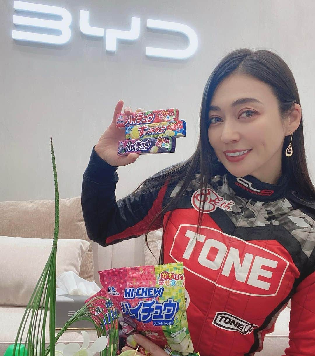 塚本奈々美のインスタグラム：「🇯🇵BYDステージ1日目を無事終えました！ 皆さんトークショーはいかがでしたか？  みなさんお土産本当にありがとうございます♡ 大好きなハイチュウがいっぱいで幸せ💕  甘い物を食べた後はしっかり歯磨きをして、健康な歯を保ちます♪ 先日 @cross_ningyocho さんで詰め物を「人工ダイヤモンド」と言われる”フルジルコニア”にしてもらって、今のところ着色もなくキレイな白い歯を保ってます✨  このまま頑張って保とうっと🥰 ジルコニアがこんなに優秀だなんて知らなかった😳 気になる方は是非チェックしてみて！ ・ ・ 🇧🇷terminamos o primeiro dia com muito sucesso na JAPAN MOBILITY SHOW 2023  Obrigada por todos a visitar o nosso BYD booth! ・ ・ ・ ・ ・ ・ #japanmobilityshow2023 #byd #pilotabrasileira  #driftqueen」