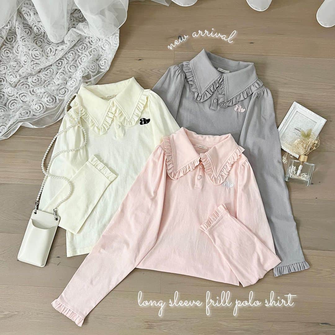 apres jour(アプレジュール) のインスタグラム：「【new arrival🎀】販売中！ ⁡ ◆フリル襟のフェミニンポロシャツが登場♡ ⁡ フリル襟のついたフェミニンなポロシャツとなっております。 袖口にもフリルがついているので、カジュアル見えしがちなポロシャツも 女の子らしさのある甘めな雰囲気に♡  胸元にはこだわりのロゴ刺繍入り！ 全色バイカラーの刺繍となっているので、写真映えもばっちり◎  どんなボトムにもあわせやすいため、 様々なスタイリングを楽しんでいただけます♪  ⁡ #ロングスリーブフリルポロシャツ 商品番号🔎986814 サイズ…F/XL ¥3,595(taxin) ⁡ ⁡ こちらの画像はインスタ用に加工しておりますので、カラーの雰囲気が実際の商品と異なる場合がございます。 商品ページにてカラーのご確認をお願い致します。 ⁡ #ZOZOでしか買えない #アプレジュール #アプレ部」