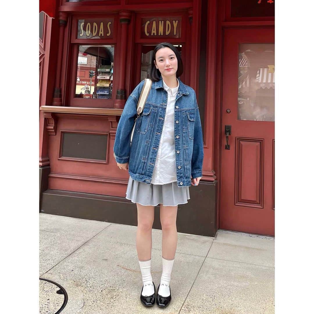 亘理舞さんのインスタグラム写真 - (亘理舞Instagram)「・ Gジャンが万能アイテムすぎて、最近よく着ます！ 今年の冬も、靴下集めたいなぁと考え中です🧦 ・ ・ ・ ・ #ミニスカートコーデ#ミニスカコーデ#靴下コーデ#白靴下#バレエシューズ#バレエシューズコーデ#白靴下コーデ#白靴下クラブ#白ソックス#白ソックスコーデ #おしゃれ靴下#靴下マニア#ワイシャツ#Gジャン#プリーツスカートコーデ#ソックスコーデ#耳かけボブ#顎ラインボブ#ストレートボブ#黒髪ボブ#ボブヘア#前髪長めボブ#ぼぶへあー#ボブカット#ボブ女子#ボ部#ボブヘアー#スターダストプロモーション#亘理舞」10月28日 19時43分 - mai_watari_official