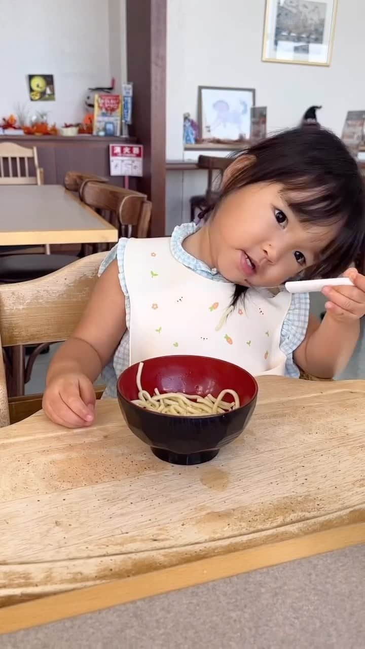 HISANAのインスタグラム：「What my toddler eats in Okinawa👧🏻🍚🥢 おすずちゃんが沖縄で食べたもの🫶  タコライスはトマトとレタスとチーズだけ食べてた🍅🥬 おうちでもう少しすずちゃん好みの薄味で作ってあげたいと思います🤭  今回はキッチン付きのエアビーを利用したのであとはほぼ自炊で、フレンチトーストや沖縄のお魚をムニエルにしたり、柿やマスカットやすいかを買ったり🍇🍉  久しぶりの日本のスーパーは楽しかったなぁ〜💕 清潔フレッシュ🥹✨  #1歳女の子#1歳11ヶ月#沖縄#沖縄旅行#子連れ沖縄#海外移住#フィリピン移住#一時帰国#okinawa#23months#manila#sahmlife#sahmom」