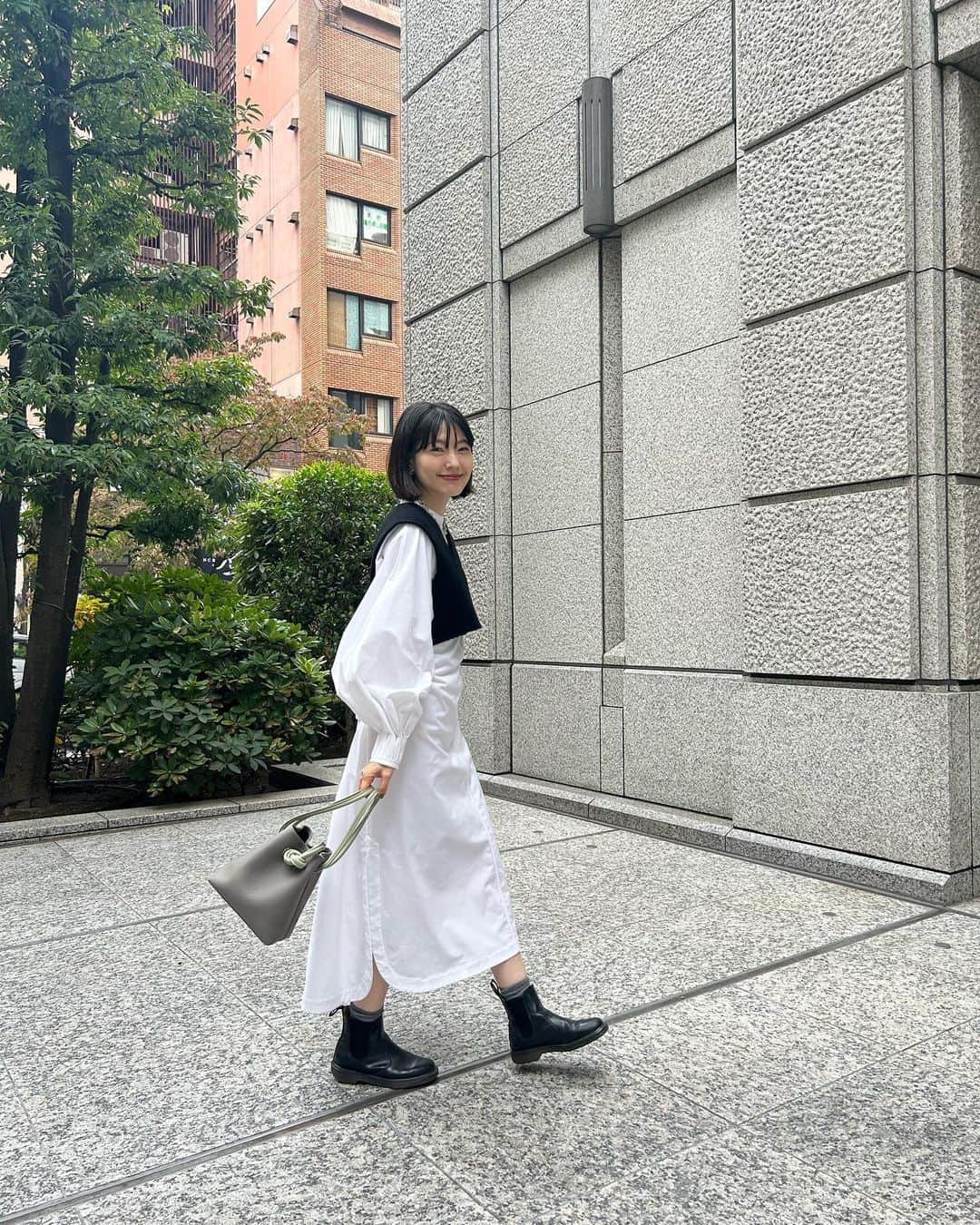 のインスタグラム：「@vasic_japan  悩み抜いて選んだ組み合わせはこちら💚🩶  ワンピースは @hyke_official  ネックレスは　@lohmejewelry  ブーツは　@drmartens_japan」