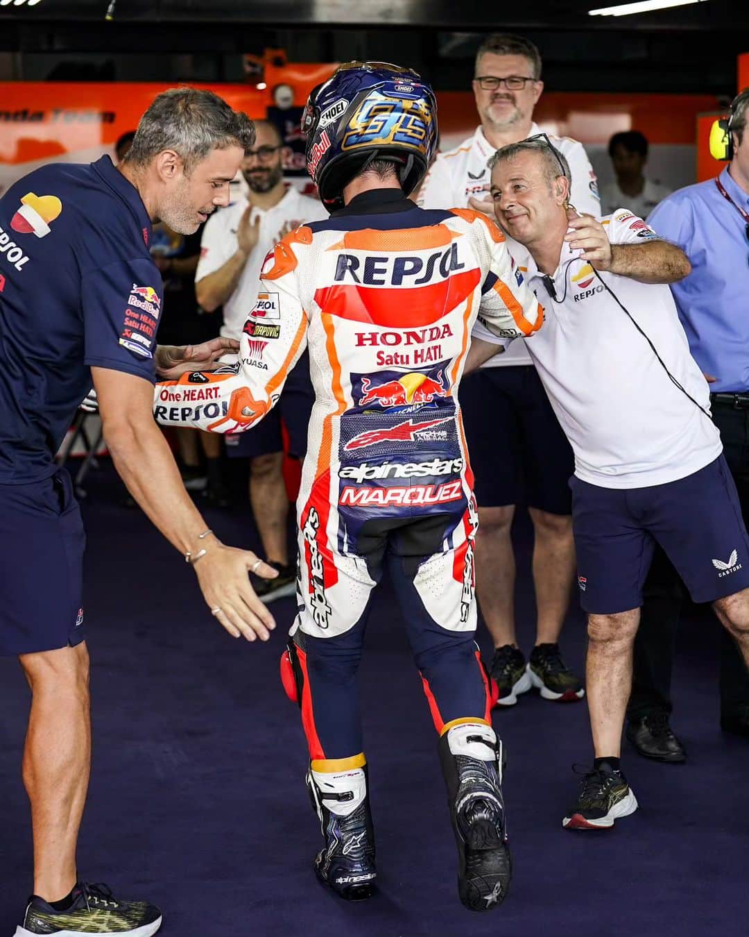 マルク・マルケスのインスタグラム：「P.4 🏁 Ha sido un gran día, logrando pasar a #QP2 y disfrutando de la Sprint 💥  P.4 Great day today, passing into QP2 and enjoying the Sprint Race 💥  #MM93 #MotoGP #ThaiGP」