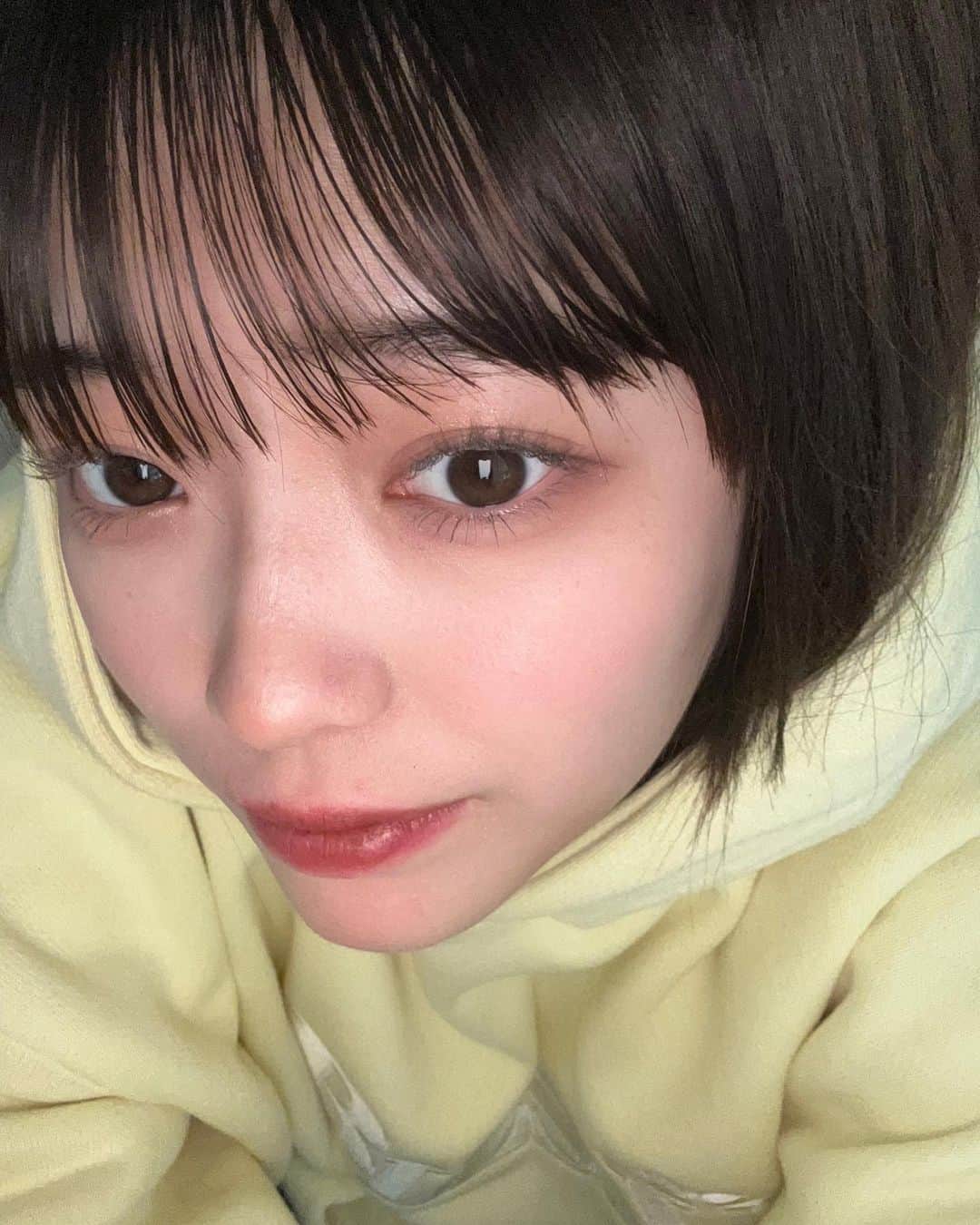 のインスタグラム：「コメント返します⛰️たくさん待ってるよ〜 . ゼミで黄色似合うねと言ってもらえたので これからきっと黄色のアイテム増えます🦜」