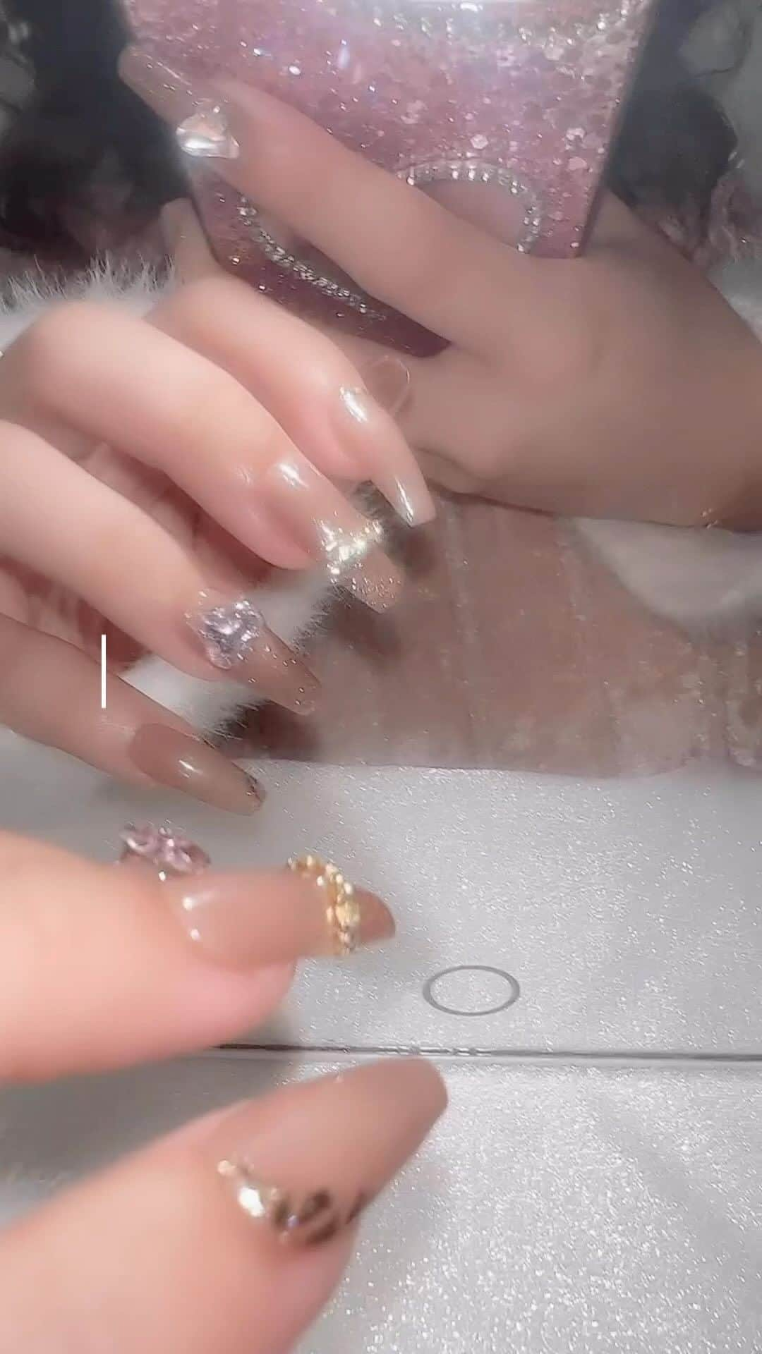 桐原愛歩のインスタグラム：「最近のネイル💅🏻 @petim__nailtips のネイルチップ🤍 #ネイル #ネイルチップ #ワンホンネイル」