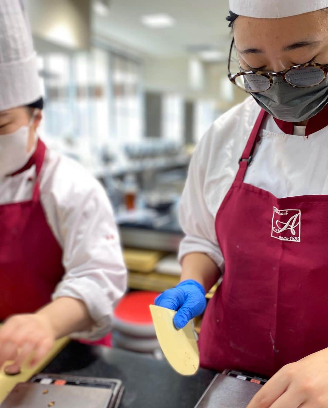 赤堀製菓専門学校のインスタグラム：「11/4(土)はいよいよパティシエ実践科1年生の初めての店舗運営日❣️皆さん一緒懸命仕込み中です。当日の開店は楽しみです♪ #赤堀製菓専門学校 #パティシエ #パティシエ科 #パティシエ実践科 #専門学校 #進路 #お菓子作り #専門学生 #製菓実習 #製菓専門学校 #専門学生の日常#プロを目指す #製菓 #将来の夢 #パティシエの卵 #お菓子作り好きな人と繋がりたい #スイーツ好きな人と繋がりたい#楽しい学校 #製菓学生 #お菓子作り記録 #ケーキ屋さん #パティシエカメラ部 #スイーツ作り #ウェディングケーキ」
