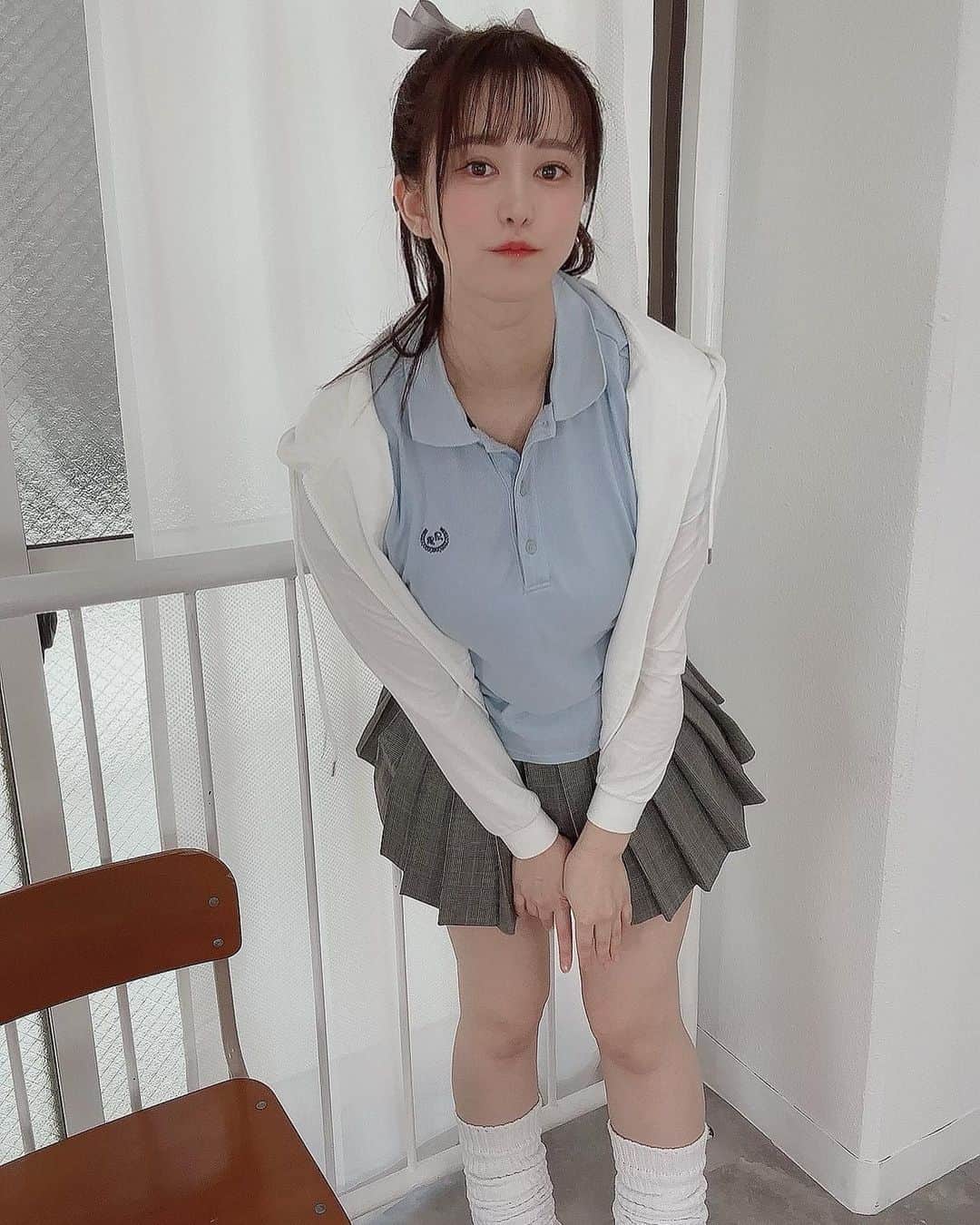 伊藤しずなのインスタグラム：「ん！！！！！！、って顔   #グラドル　 #follow  #followme　 #グラビアアイドル　  #japanesegirl  #happy  #girl  #cute  #gravure  #gravureidol  #gravuremodel  #撮影 #自撮り #自撮り女子  #自撮り女子部  #粉我 #声優志望　 #グラビア　 #ルーズソックス　 #ポニーテール　 #schoolgirlstyle  #schooluniform」