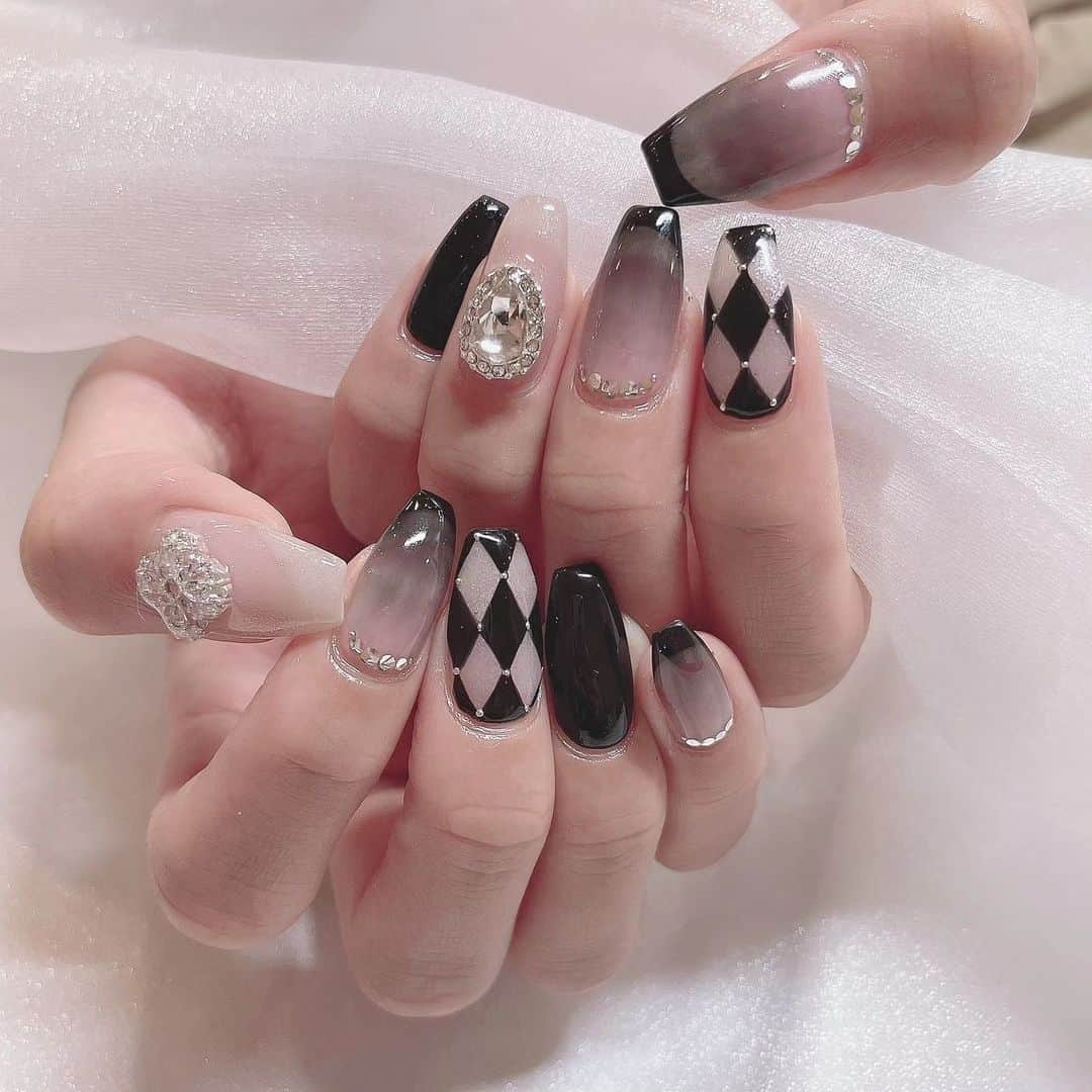 星名美怜のインスタグラム：「🖤🖤🖤 . お別れしちゃったnail  ちょいハロウィン意識だったの👻  かわいくない？ . #mireinsta #mireinonail #星名美怜  #ハンドネイル #ブラックネイル  #ハロウィンネイル #ストーンネイル  #ワンホンネイル」