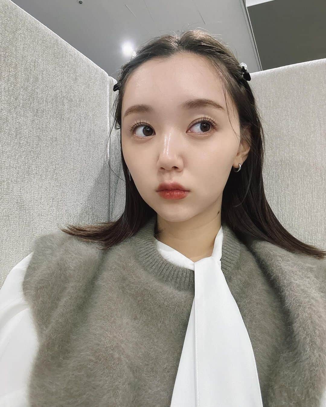 江野沢愛美のインスタグラム：「このコーデお気に入りだった☺︎ Knit @unitedarrows_official  blouse @arumdy_official   自分のまつ毛が綺麗に上がってるとテンションが上がるのは中学生の頃から変わらないです。」