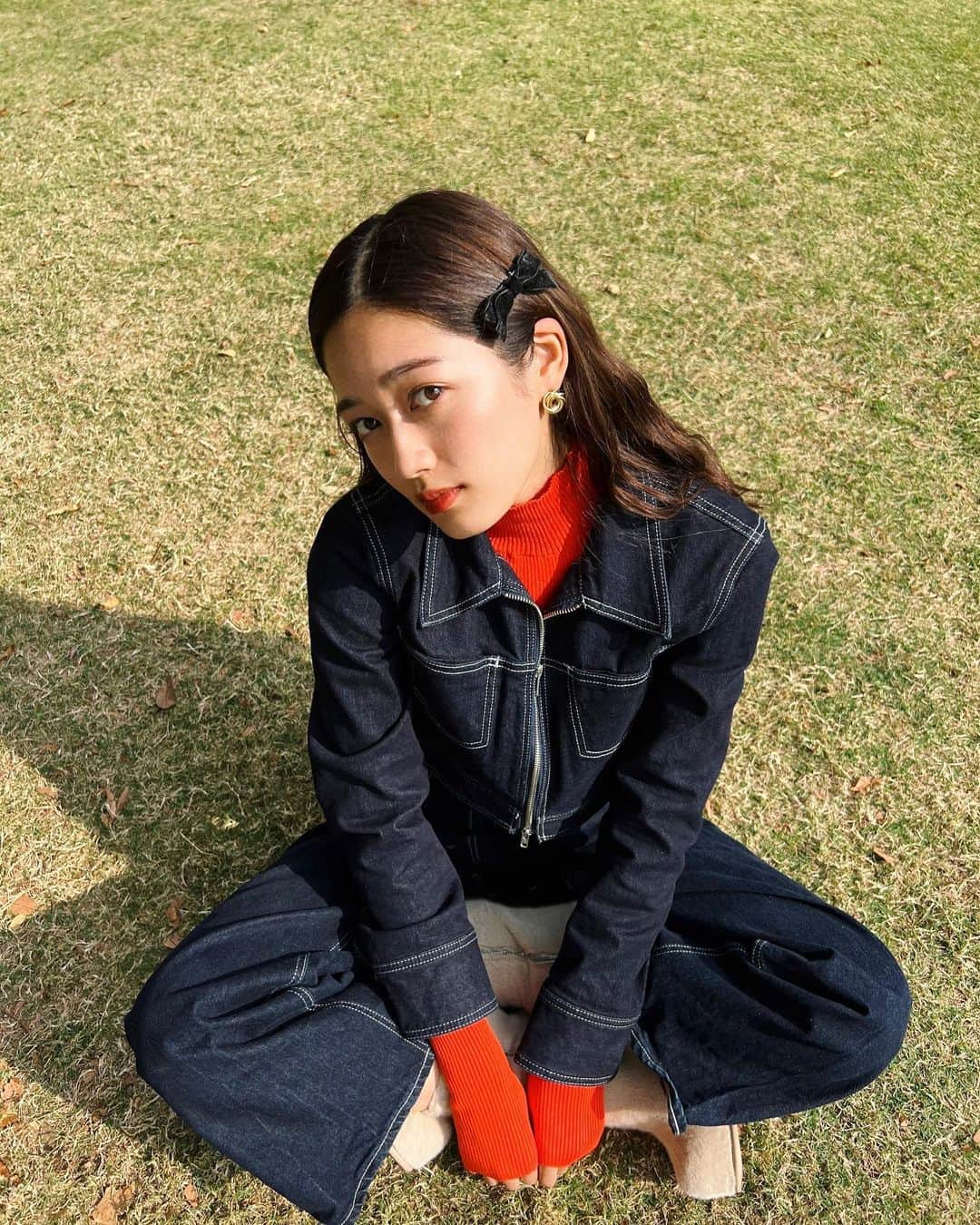 安田愛音のインスタグラム：「#aine_code  コーデ組むのが楽しい季節になってきた~☺︎ 暖かかったからピクニックした🧺  #sly#デニムコーデ  #セットアップコーデ」