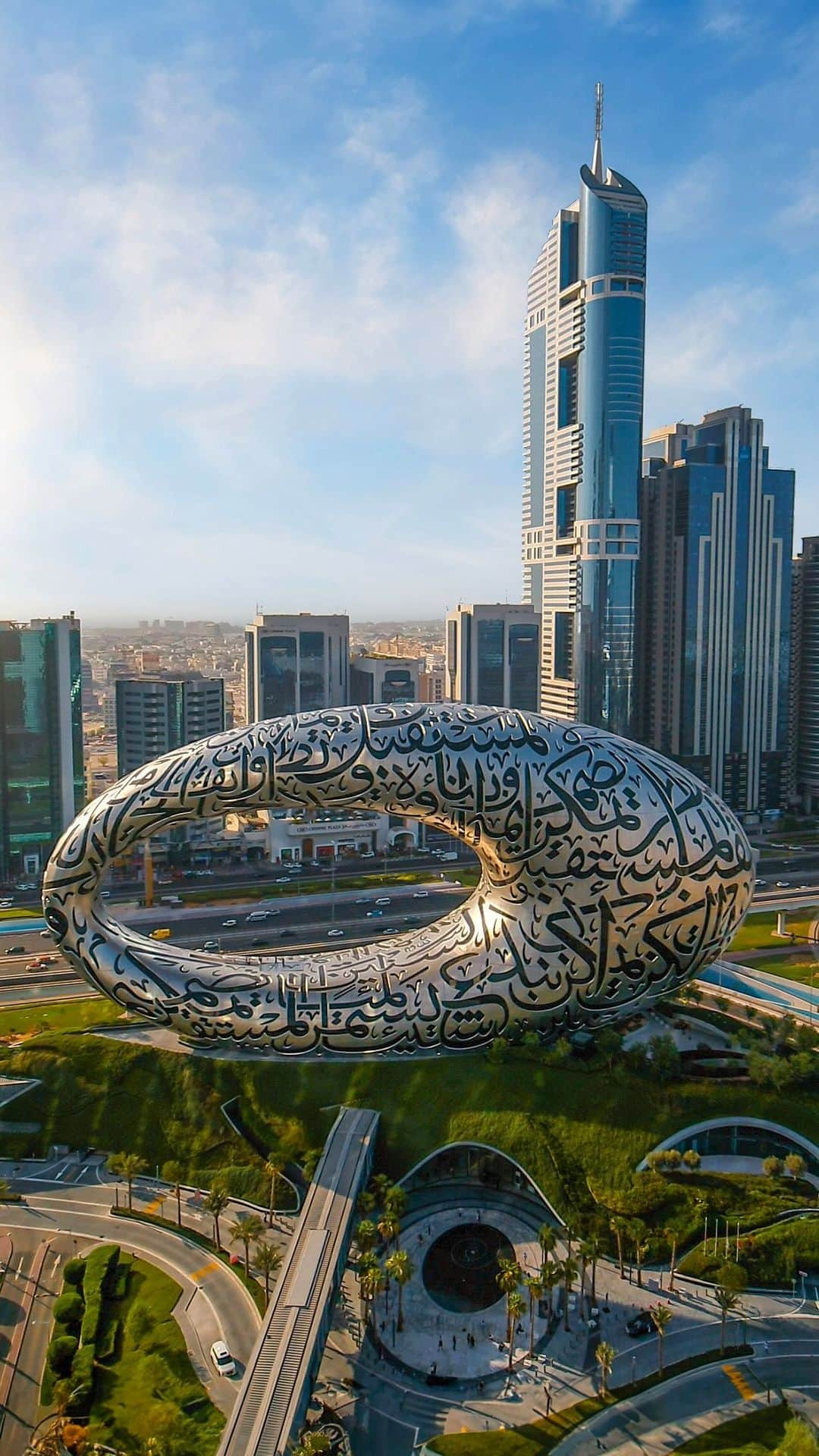 エミレーツ航空のインスタグラム：「Some say Dubai's @museumofthefuture is the most beautiful building in the world. We say it'd be hard to argue otherwise. ✨   🎥 @bachir_photo_phactory     #Emirates #FlyBetter #MyDubai」