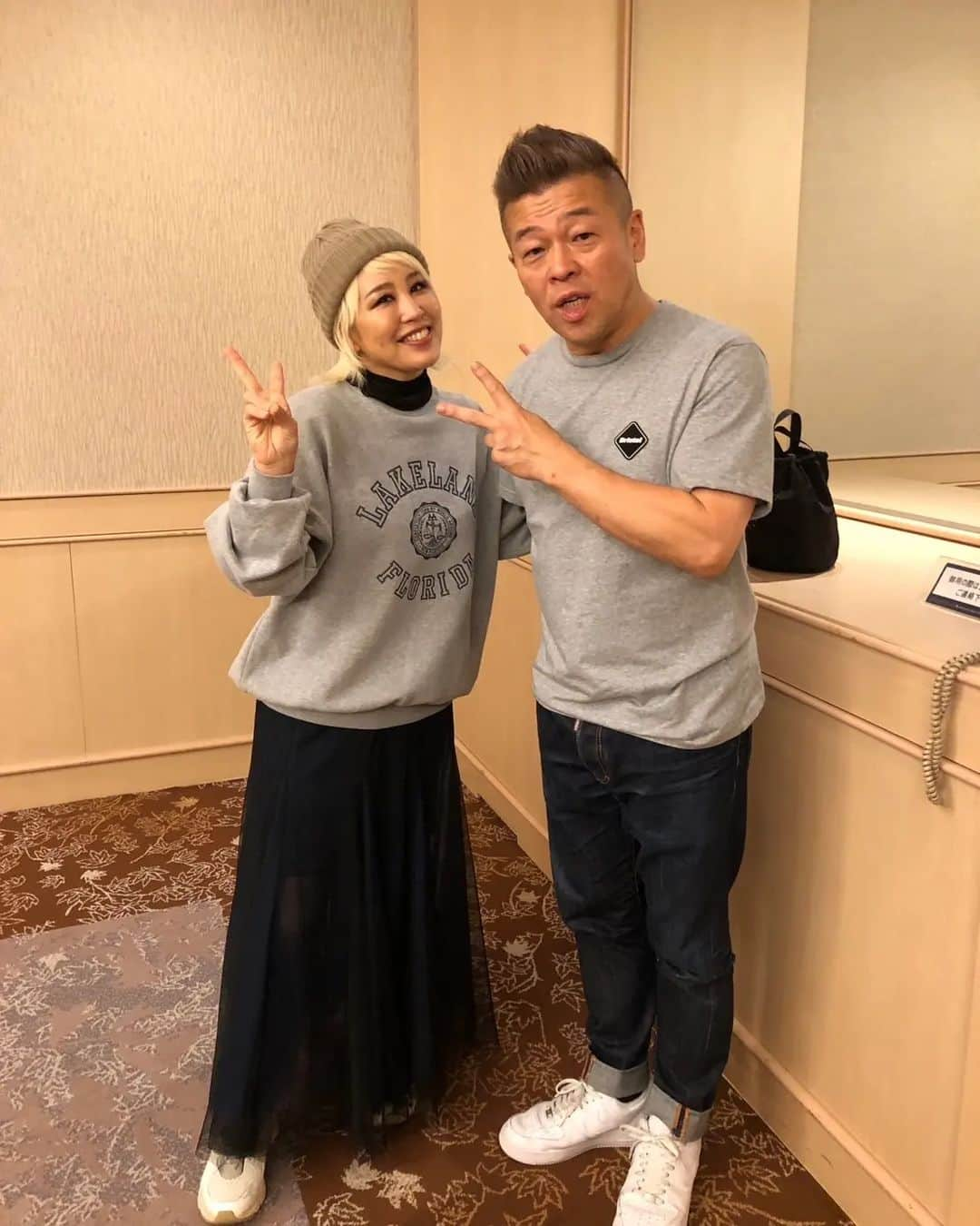 古賀シュウさんのインスタグラム写真 - (古賀シュウInstagram)「あと忘れておりましたw 同じ現場のホテルでバッタリしのぶちゃんと 遭遇 同じコーディw 仕事終わって控室ですが上の会場からしのぶちやんの歌声が 凄い声量 流石 ロープーです✨」10月28日 19時53分 - koga_shu