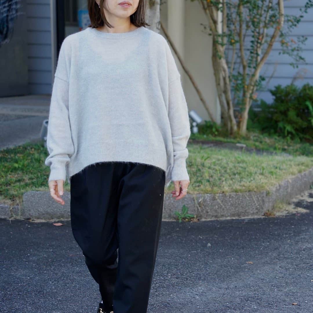 セレクトショップCIRCLEさんのインスタグラム写真 - (セレクトショップCIRCLEInstagram)「秋晴れの週末  この1週間は朝晩と日中の気温差が大きいですね。 車移動の多い佐賀では、日中の体感気温が高いようで、みなさん何を買うか迷われがち。 それでも秋服はどんどんお嫁に行っているので、そろそろ決めていかないと欲しい時期には選べなくなるかも。  自分も今日はスウェットで過ごしましたが、日が当たらない店内だとちょうど良いくらい。 まだ動き出してない方はそろそろ動いて下さいね。  本日はニット専門ブランドC.T.plageよりモヘアニットのご紹介。 このブランドのニットはとても上質なのにお値段はそこまでではないのでとてもおすすめ。 毛足の長いモヘアは、季節感を出してくれてとても良い雰囲気。 ライトグレーの優しい色も魅力。 色違いのチャコールも捨てがたい。 写真では伝えにくいアイテムなので、ぜひ実物をご覧ください。  ニット C.T.plage  パンツ FANTASTIC DAYS  モデル/ #150cm @circle_kayoko   @monochro_circle   #circle #circle_saga #サークル #サークル佐賀 #ootd #大人カジュアル #selectshop #セレクトショップ #セレクトショップ佐賀#レディースセレクトショップ #fashion #styling #ファッション #佐賀県 #佐賀市 #佐賀 #cafe #佐賀カフェ #ctplage #ctプラージュ #fantasticdays #ファンタスティックデイズ」10月28日 19時54分 - monochro_circle
