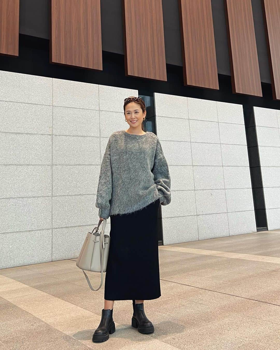 のインスタグラム：「#outfit . . 大好きなモコモコニット。 前後&リバーシブルで3通りの着こなしが出来るカーディガンです😊  カーディガンとしても使えるし、ボタン後ろで着るのも好き❣️ 身長169cmでグレーのMサイズを着用しています✨  Cardigan... @classicalelf_official   #クラシカルエルフ #classicalelf #エルフコーデ #java #ジャバ #ユニクロ #ザラ #zozo #zozotown #zozo購入品 #zozotown購入品#骨格ウェーブ#プチプラコーデ#着回しコーデ」