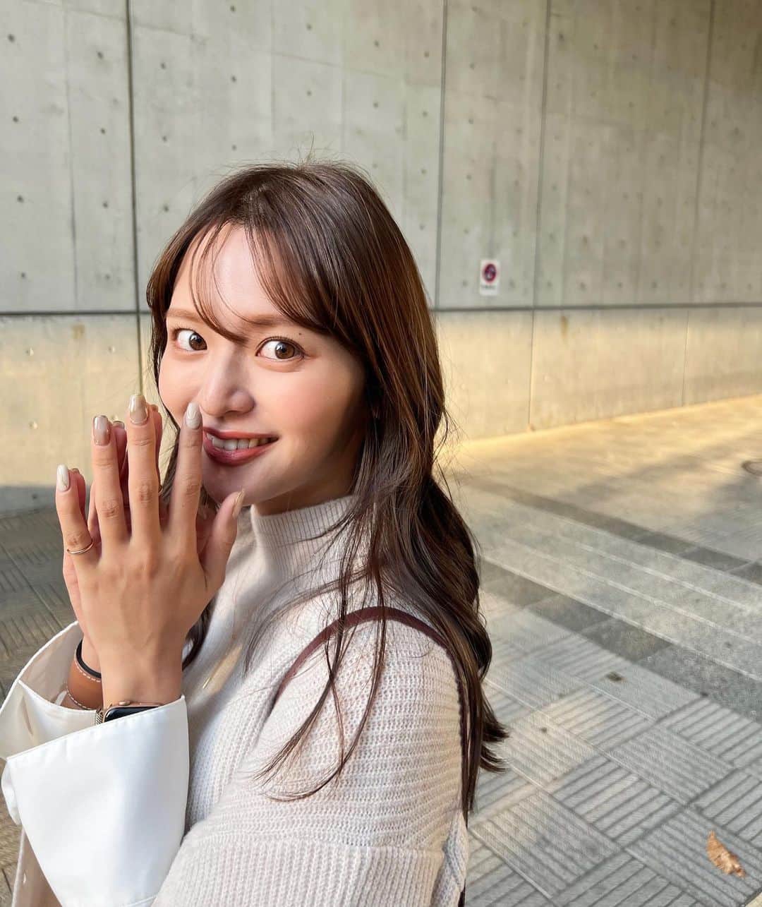 のインスタグラム：「最近淡い色の服にハマってるかも😌  1枚でシャツとニットを着てる風に見えるワンピ♡ 袖の部分が特にお気に入り。 @proportionbodydressing   ネイルもお気に入りデザインなんです！ また今度改めて載せます💕  #秋  #秋服  #秋コーデ  #ニット  #ニットワンピ  #秋ネイル」
