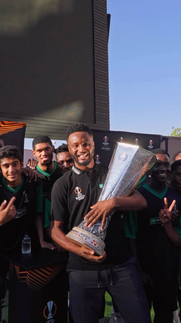 ミケル・ジョン・オビのインスタグラム：「@mikel_john_obi pulling shapes in South Africa! 🇿🇦🏆  #UELtrophyInJozi @enterprisesouthafrica」