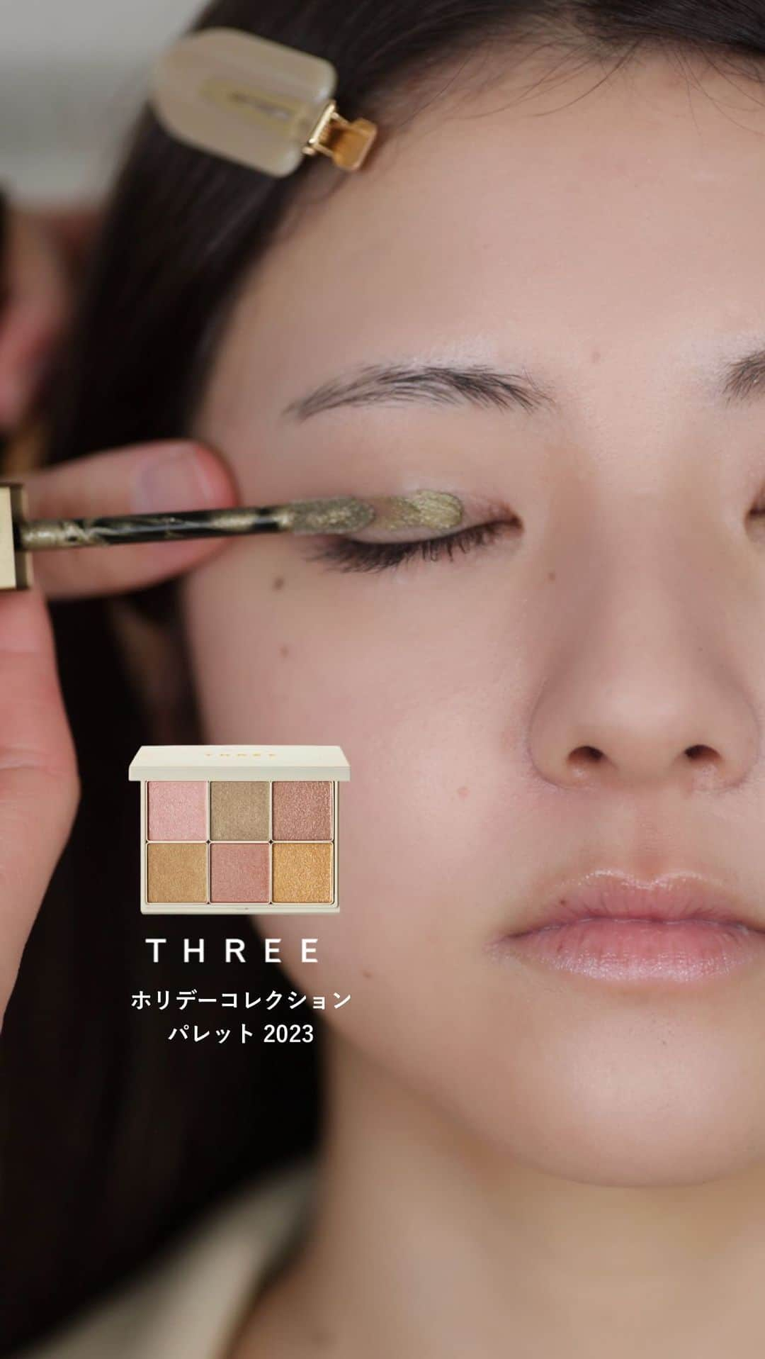 大木光のインスタグラム：「THREE 2023 HOLIDAY COLLECTION SACRED GEOMETRY  メイクプロセスのご紹介🙋‍♂️！  —————— 使用アイテム —————— ■ THREE ユナイテッドフルイドアイカラー X01  ■ THREE ホリデーコレクション パレット 2023  ■ THREE ルヴァントリップケアティント K X01  ゴールドの多彩なアイデンティティ。 輝きツヤめく、エモーショナルなウォームカラーのアイパレットを主役に  今回はカーキのカラーをチョイスしていきましたが 他にも様々なカラーでのメイクを楽しむことができますね♪  全てにラメが散りばめたシャドウでありながら ギラつきなどは全く感じず 柔らかく抜け感のあるカラーと相まって 良い意味で特別感というよりも 日々の日常に溶け込むアイメイクを仕上げる事ができます。  @threecosmetics  #メイク#threecosmetics #スリーアイシャドウ#リキッドアイシャドウ #カーキメイク#メイク動画#アイシャドウパレット#クリスマスコフレ」