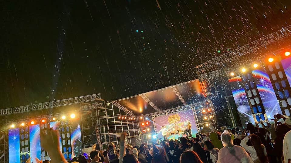 MOCAさんのインスタグラム写真 - (MOCAInstagram)「. . Ayase Base side Festival . in 神奈川 あやせノーブルスタジアム . . 雨の中、 本当にありがとうございました😭🔥 . 一曲目の「ライトスタンド」を 歌ってる時に振り出した。。。笑 . . めちゃくちゃスイッチ入ったわ💚 . . みんな、風邪ひかないようにね🌞👍 . . 明日は愛知で学園祭だ👌🌈㊗️ . . #ベリーグッドマン #雨の中の伝説LIVE #綾瀬はるか . .」10月28日 19時57分 - moca_berrygoodman