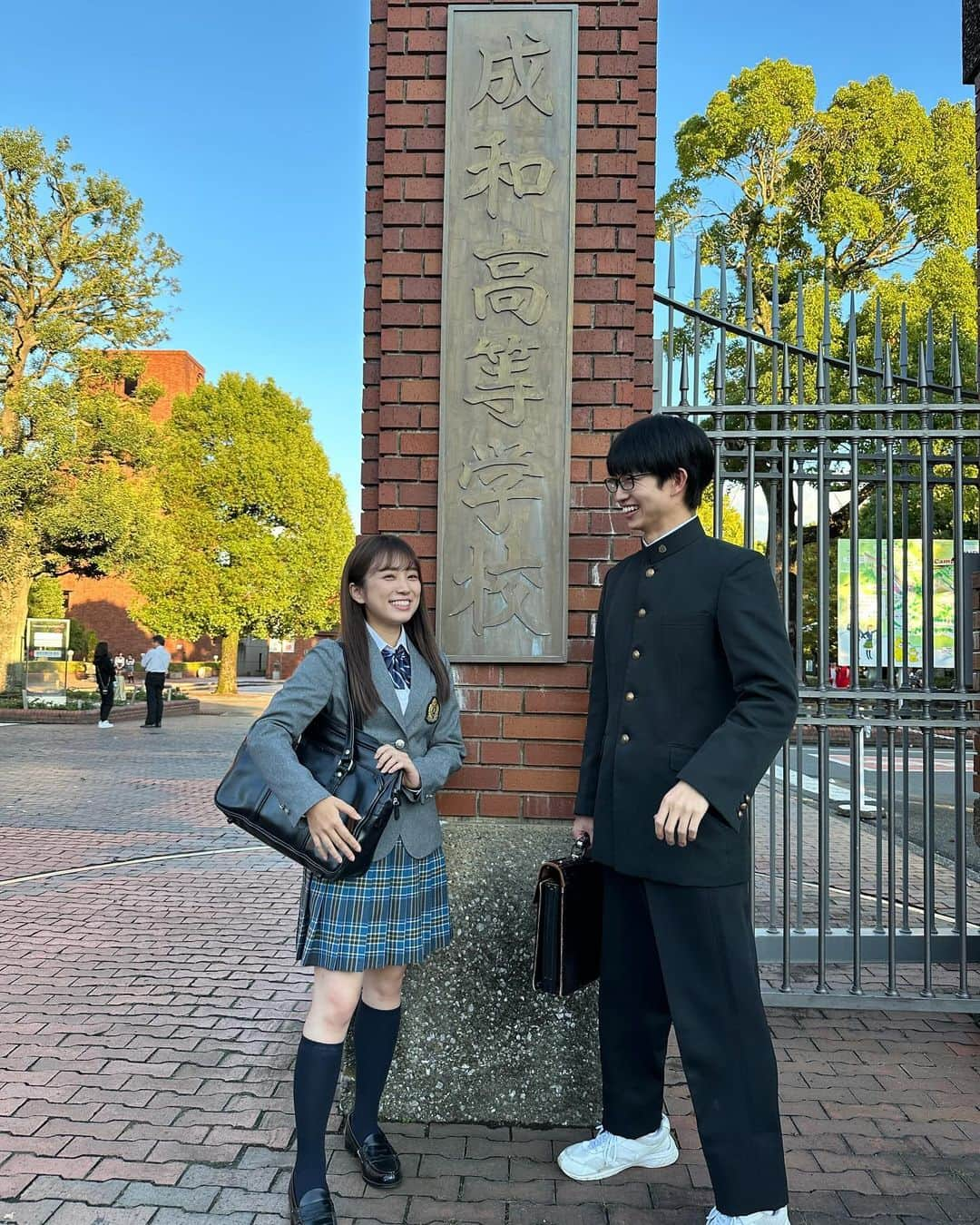 村井の恋さんのインスタグラム写真 - (村井の恋Instagram)「華子が通う成和高校の正門前で📸 自然体な笑顔の綱さんと矢吹さんが素敵です🫶  Xにはアザーカットが...👓🌷  #tbs #ドラマストリーム #恋愛のすゝめ #綱啓永 #本田響矢 #一ノ瀬ワタル #若林時英 #ひょっこりはん #矢吹奈子 #11月21日深夜24時58分放送 #鳳と華子 #つなこ」10月28日 19時57分 - tbs_drama_stream