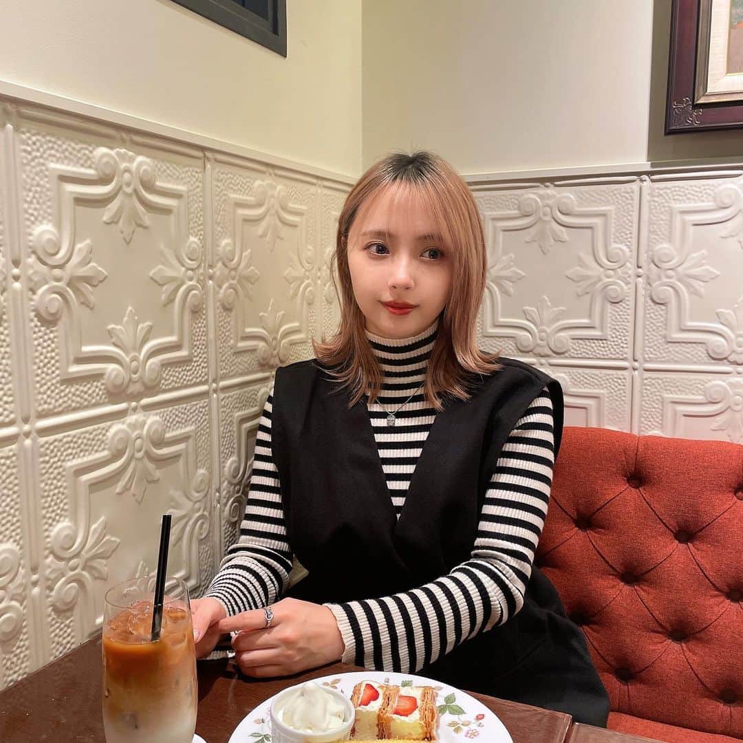 加藤愛永のインスタグラム：「私にしては珍しいデザインの @grl_official のVネックベスト🩶  ミニ丈ワンピースとして着れて可愛いよ〜❕ 素材がフェルト？ぽいのも良いです🐶  GRLのアンバサダーになったので これからもGRLの可愛いアイテムを載せていきます💪ˎˊ˗ 久しぶりに動画でも紹介したい🤝 (とやかく言う前に早く投稿して)  #GRL #グレイル #GRL購入品 #グレイル購入品 #骨格ナチュラル」