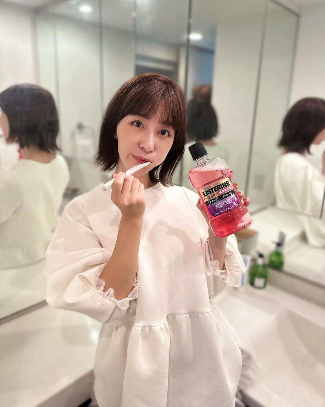 水野佐彩さんのインスタグラム写真 - (水野佐彩Instagram)「・ 小さい頃からお家にあった リステリン®🪥✨✨  世界50か国以上で愛される マウスウォッシュのパイオニアが 日本の女性が好む味を一から開発🦷✨  リステリン®トータルケア 歯周マイルドで お口の悪玉菌をバイオ殺菌してくれます✨✨ 歯磨きの時に一緒に使用しているよ✨ 本当に低刺激で使いやすい🥺🦷  口に入れた瞬間 フローラルな香りがふんわりと広がるよ☺️ ゆすぐと心地よいひんやり感も好き❤️  悪玉菌が口から中へ入るのを防いでくれるアイテムは お口の健康のためにも これからも歯磨きのタイミングで一緒に使い続けたいね✨  #PR #リステリン #歯周マイルド #リステリンマイルド #悪玉菌 #お口でストップ ※悪玉菌は口臭・虫歯・歯周病（歯肉炎・歯周炎）の原因菌」10月28日 19時58分 - saaya_mizuno