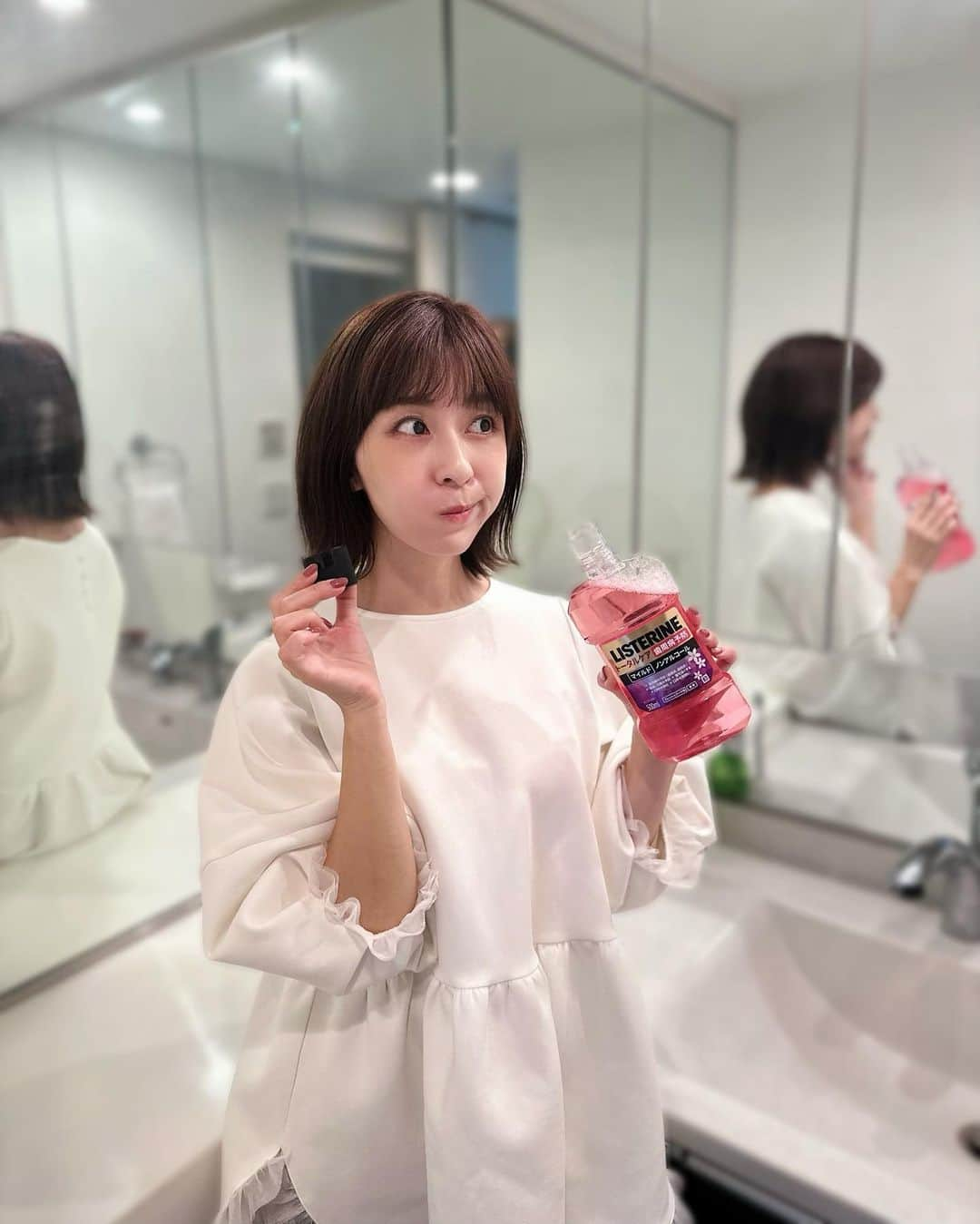 水野佐彩さんのインスタグラム写真 - (水野佐彩Instagram)「・ 小さい頃からお家にあった リステリン®🪥✨✨  世界50か国以上で愛される マウスウォッシュのパイオニアが 日本の女性が好む味を一から開発🦷✨  リステリン®トータルケア 歯周マイルドで お口の悪玉菌をバイオ殺菌してくれます✨✨ 歯磨きの時に一緒に使用しているよ✨ 本当に低刺激で使いやすい🥺🦷  口に入れた瞬間 フローラルな香りがふんわりと広がるよ☺️ ゆすぐと心地よいひんやり感も好き❤️  悪玉菌が口から中へ入るのを防いでくれるアイテムは お口の健康のためにも これからも歯磨きのタイミングで一緒に使い続けたいね✨  #PR #リステリン #歯周マイルド #リステリンマイルド #悪玉菌 #お口でストップ ※悪玉菌は口臭・虫歯・歯周病（歯肉炎・歯周炎）の原因菌」10月28日 19時58分 - saaya_mizuno