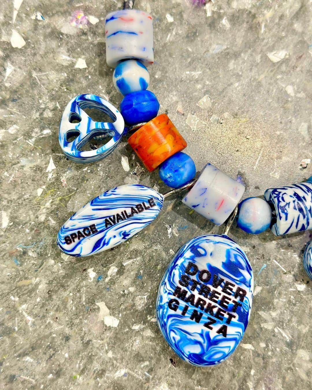 上原歩さんのインスタグラム写真 - (上原歩Instagram)「* 🌏🌪️☄️🪐🫧🧊🚀 @space_available_   廃棄物をリサイクルし自然環境に配慮した物作りをするインドネシア発サスティナブルブランド  デザイナー、アーティスト、科学者、環境問題研究者から成り立つグローバルコミュニティが主導となり、自然や未来をテーマとした環境問題へ結びつく創作活動を行なっています  スペースアベラブルのアイコンのひとつでもあるペットボトルキャップをリサイクルして作られるカラフルなパーツでネックレスやキーホルダーを作れる催しをしていて🧩こういうの大好きなんだなあ！ということで作らせて頂きました。 楽しかったーっ  こちらのブルーのテーブルも椅子もペットボトルキャップから作られています コースターや花瓶などもあるんです。 可愛いのでのぞいてみてください🌷  ・ ___________________________________________  #love #life #loveislove #sustainable #microplastics  #petbottle #spaceavailable」10月28日 19時58分 - ayumiuehara