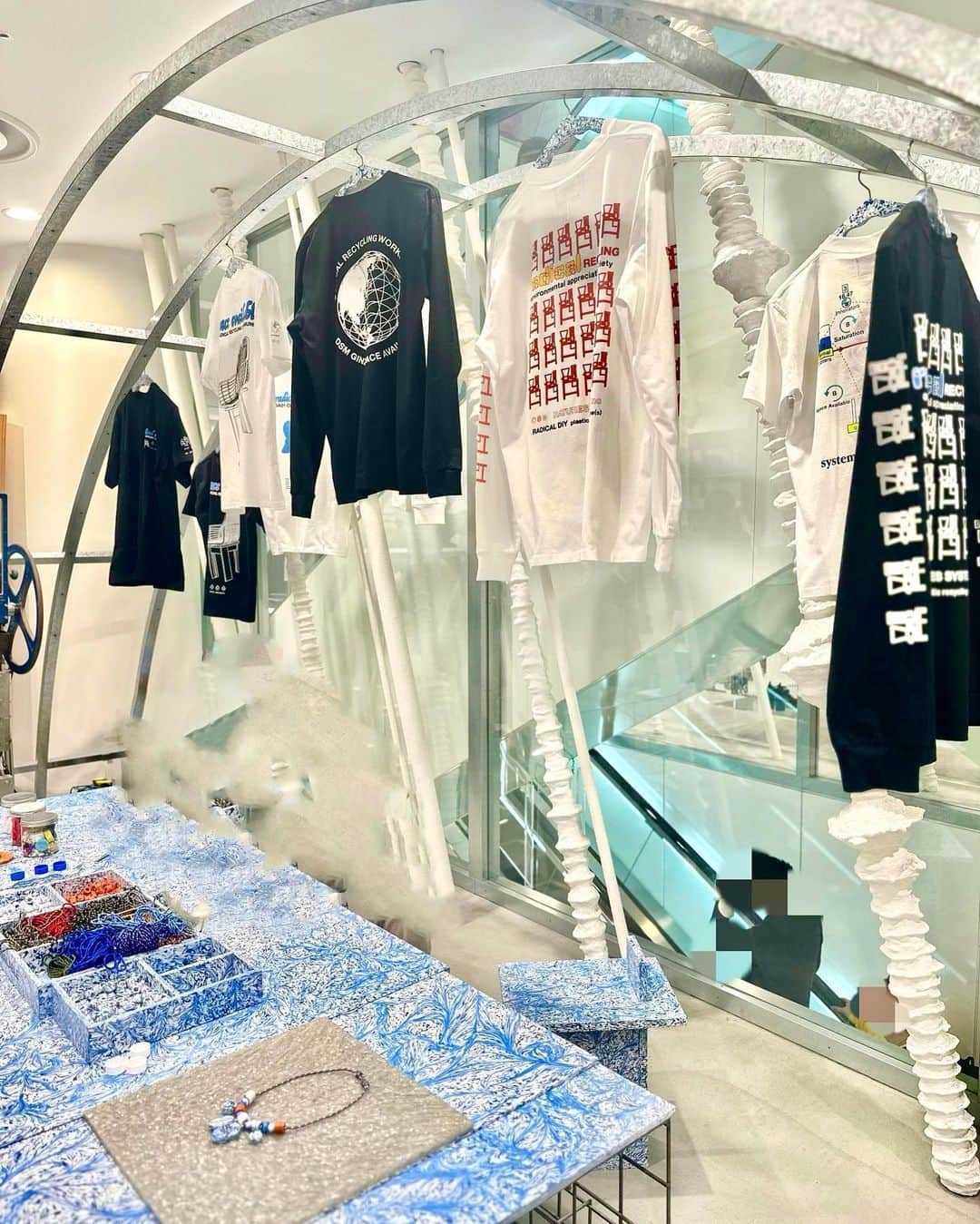上原歩さんのインスタグラム写真 - (上原歩Instagram)「* 🌏🌪️☄️🪐🫧🧊🚀 @space_available_   廃棄物をリサイクルし自然環境に配慮した物作りをするインドネシア発サスティナブルブランド  デザイナー、アーティスト、科学者、環境問題研究者から成り立つグローバルコミュニティが主導となり、自然や未来をテーマとした環境問題へ結びつく創作活動を行なっています  スペースアベラブルのアイコンのひとつでもあるペットボトルキャップをリサイクルして作られるカラフルなパーツでネックレスやキーホルダーを作れる催しをしていて🧩こういうの大好きなんだなあ！ということで作らせて頂きました。 楽しかったーっ  こちらのブルーのテーブルも椅子もペットボトルキャップから作られています コースターや花瓶などもあるんです。 可愛いのでのぞいてみてください🌷  ・ ___________________________________________  #love #life #loveislove #sustainable #microplastics  #petbottle #spaceavailable」10月28日 19時58分 - ayumiuehara