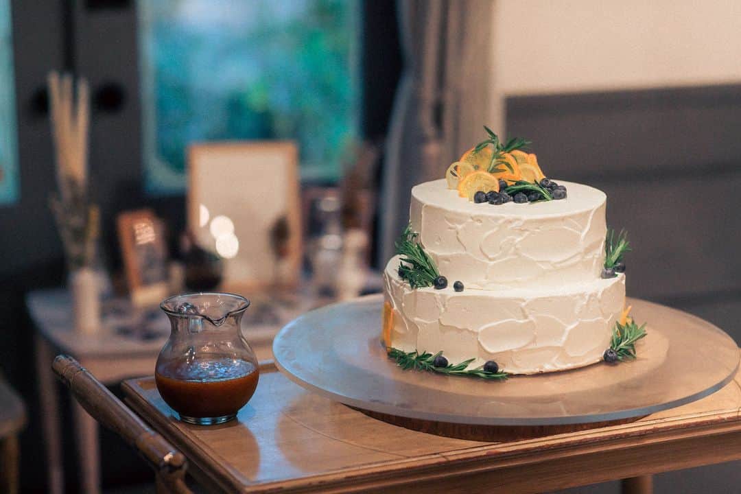BARN&FOREST148のインスタグラム：「#100年後も語り継がれる結婚式 ・ ・  Color drip cake…*  ブライダルフェアのご予約やお問合せは InstagramのDMでも承っております*  #カラードリップケーキ #ウエディングケーキ #ウエディングケーキデザイン #フルーツケーキ #千葉花嫁 #ナチュラルウエディング #バーンアンドフォレスト148 #148cafe #ガーデンウエディング #barnandforest148 #卒花嫁 #プレ花嫁 #千葉結婚式 #バーンウエディング #barnwedding #weddingcakedesign #ラスティックウエディング #バーンアンドフォレスト #ガーデン挙式 #weddingcake #ケーキ #148花嫁 #流山おおたかの森 #千葉結婚式場 #結婚式場 #weddingcakesideas」